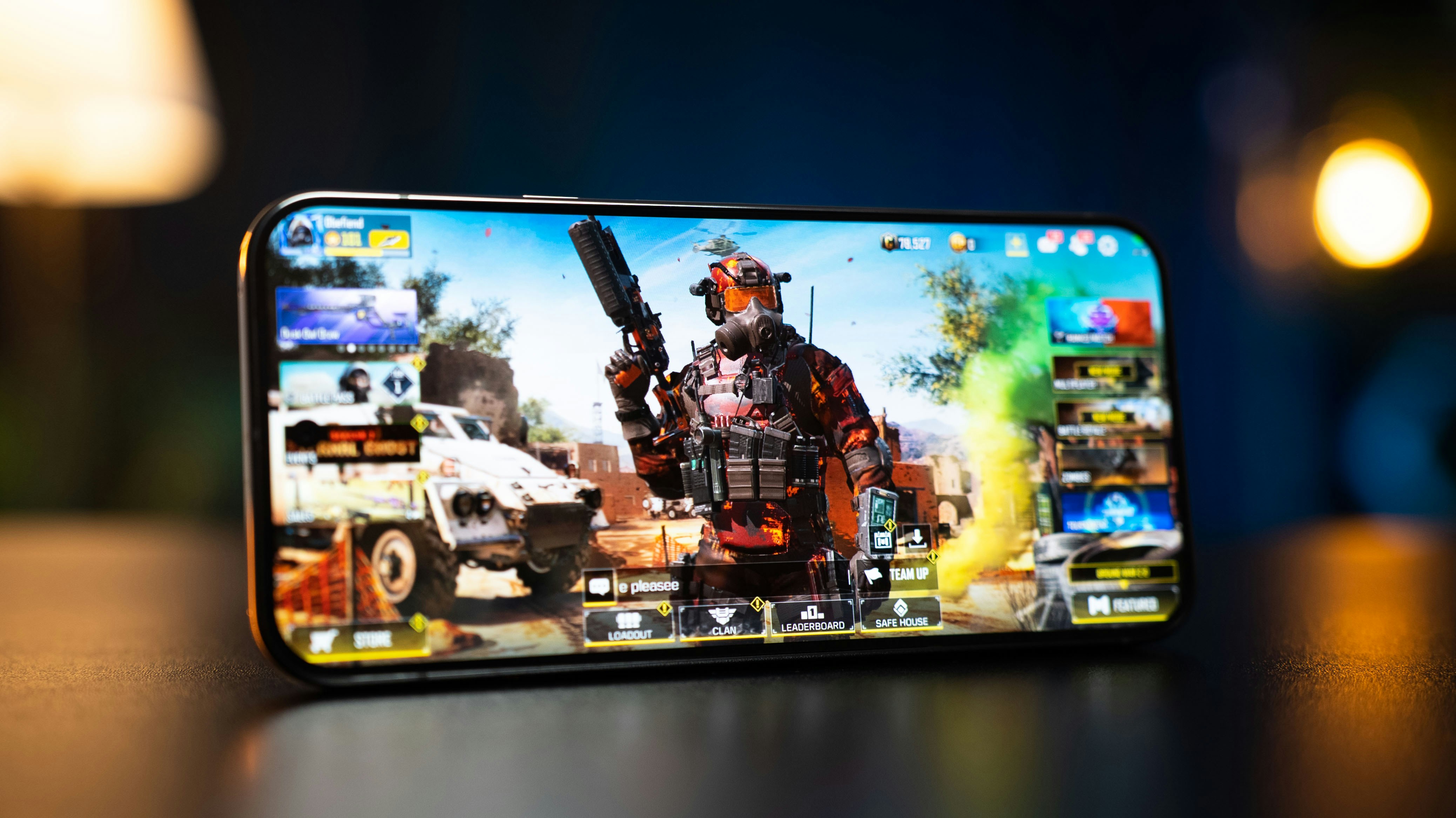 Un teléfono celular encima de una mesa