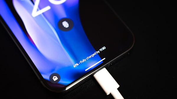 Smartphone mit Ladezubehör in Nahaufnahme