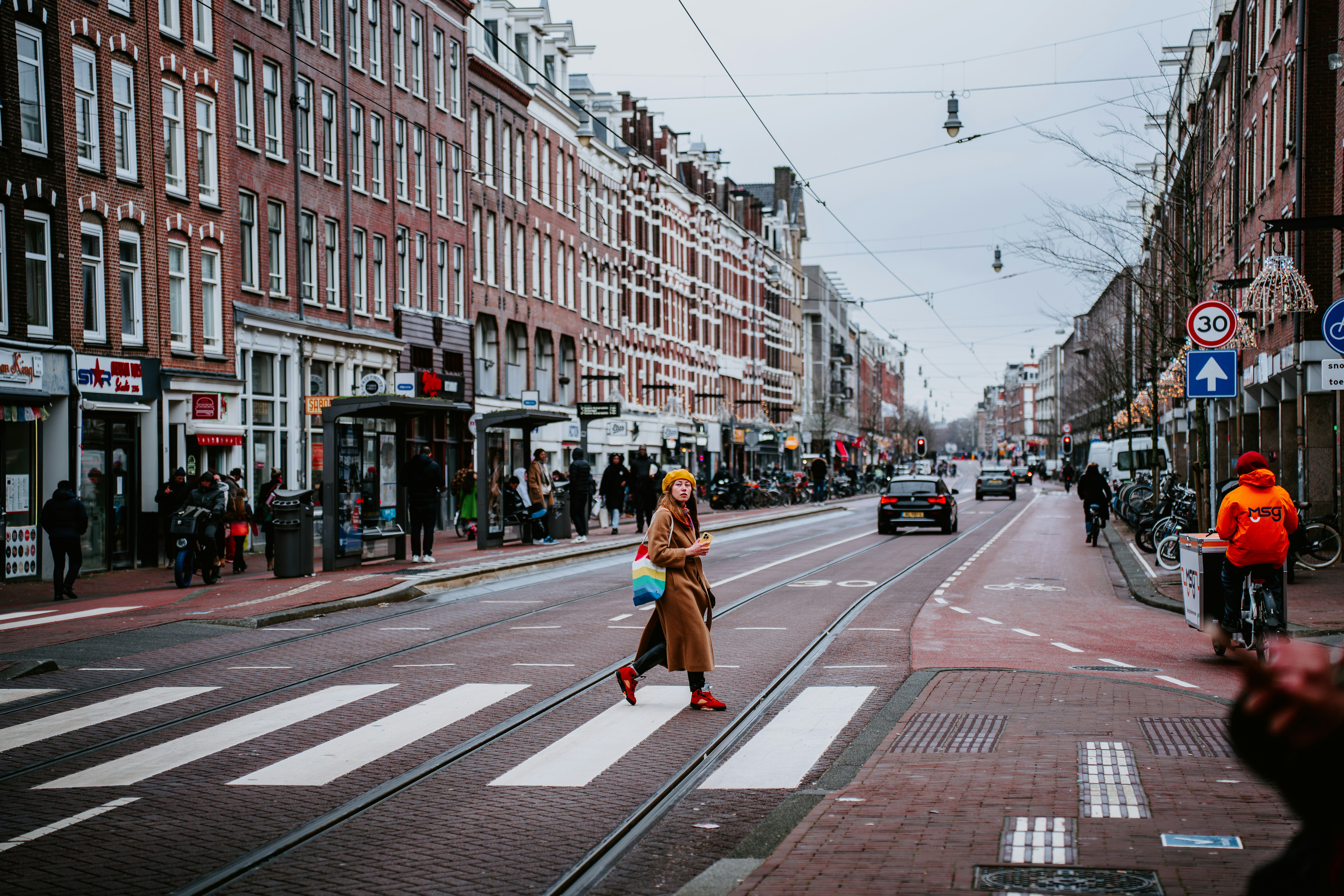 um, mulher, atravessar, a, rua, em, um, cidade