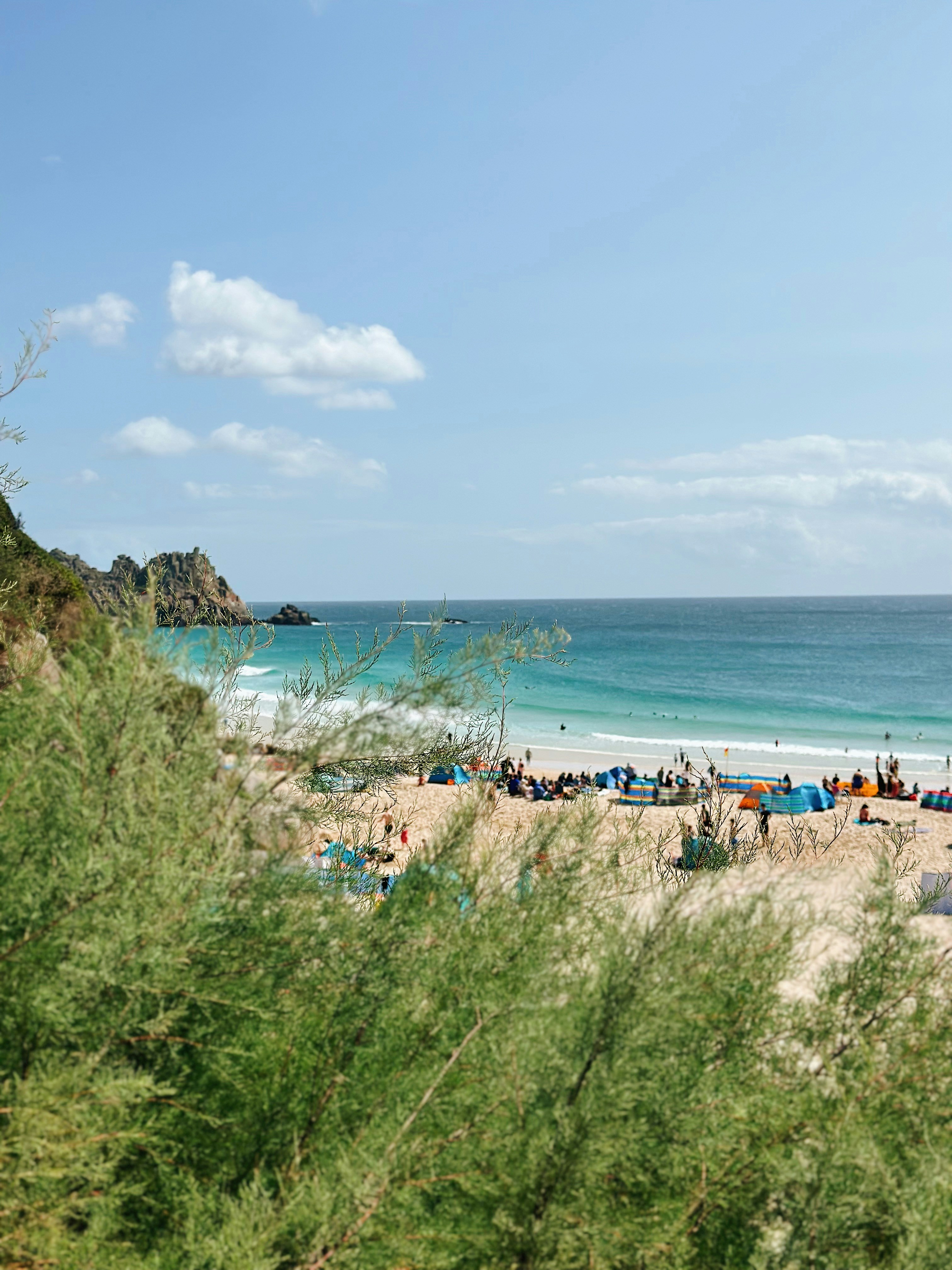 Eine Gruppe von Menschen steht auf einem Sandstrand