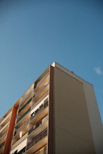 A tall building with balconies and balconies on the balconies