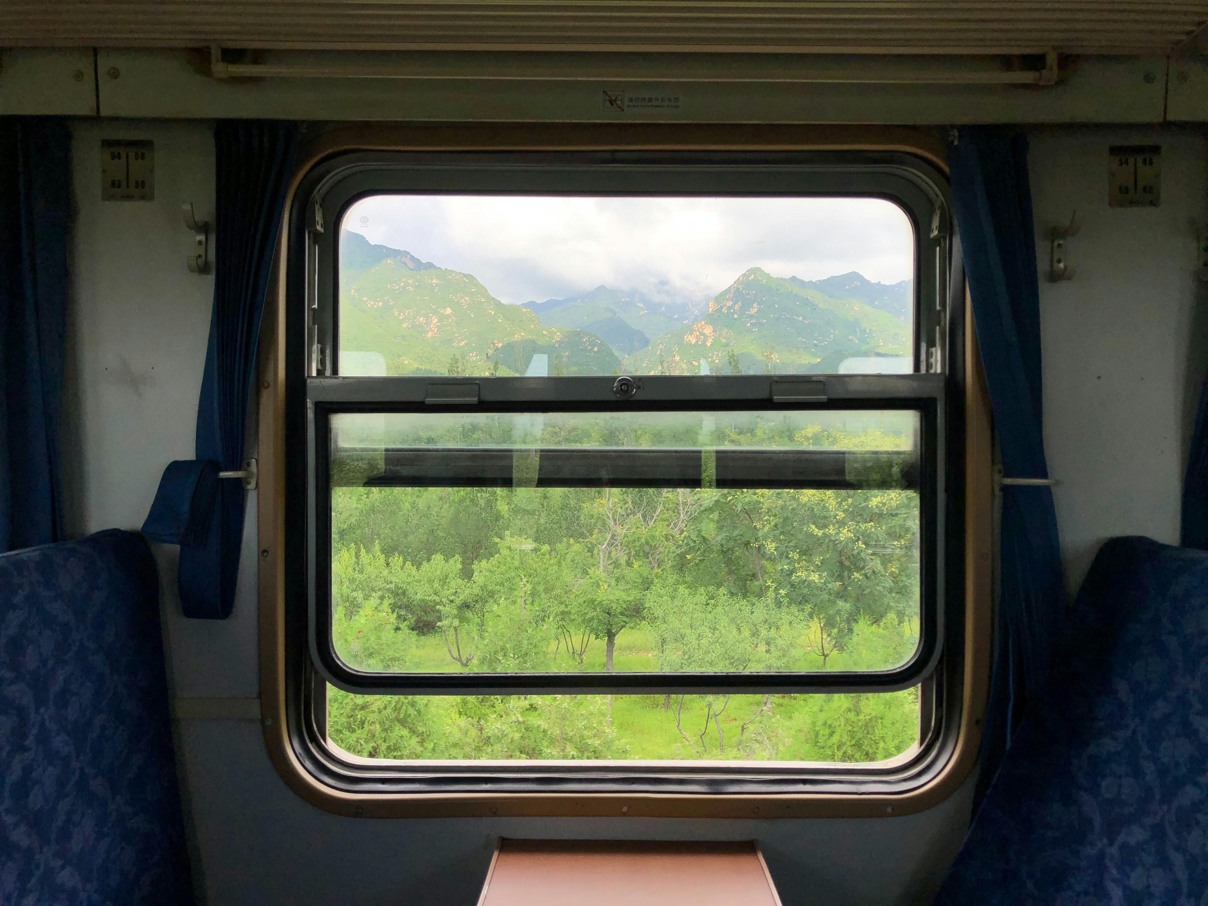 रेलवे बोर्ड के अधिकारियों की एक प्रतीकात्मक मीटिंग का दृश्य, जहां वे दस्तावेजों और कंप्यूटर स्क्रीन को देख रहे हैं