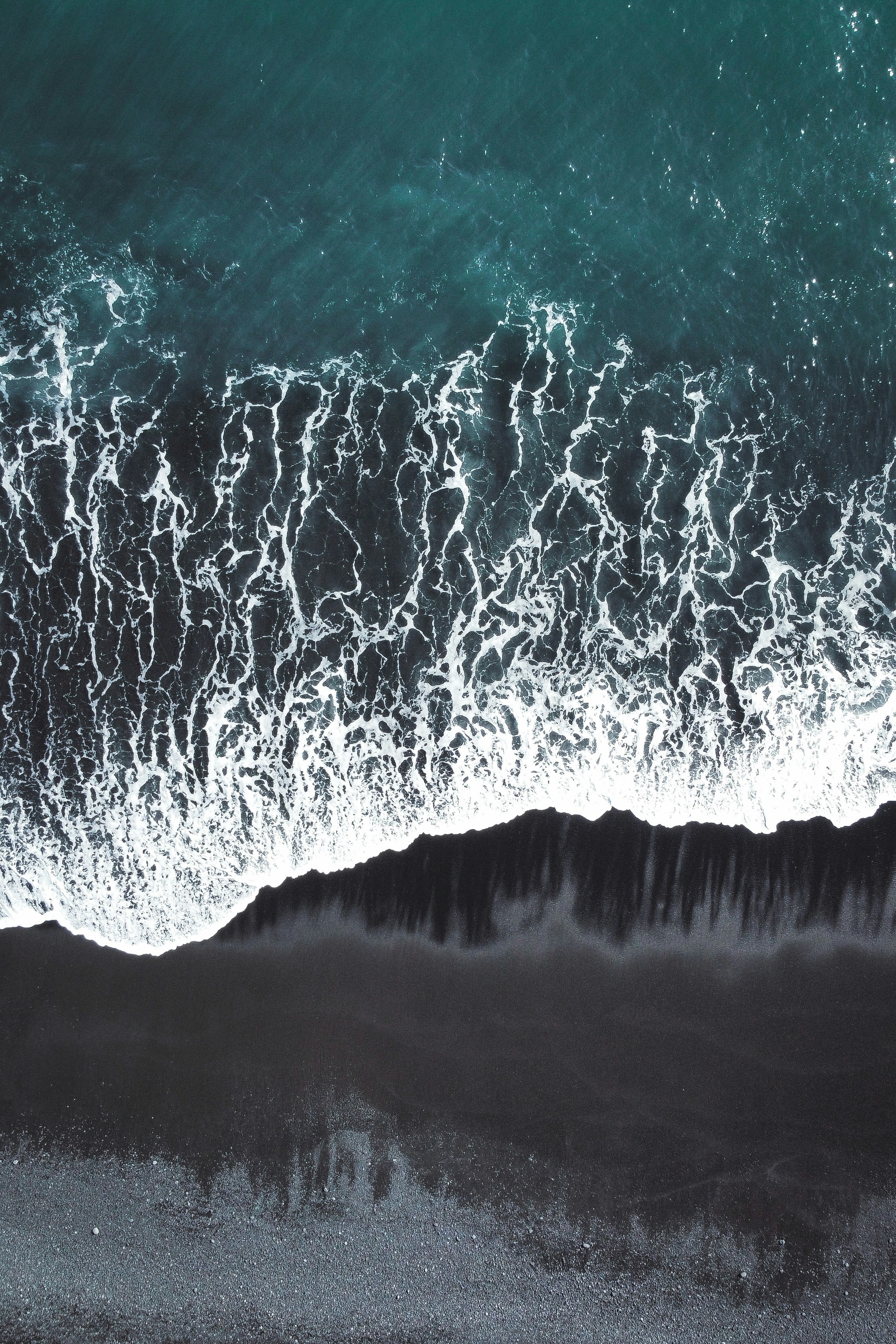 A black and white photo of a beach and ocean