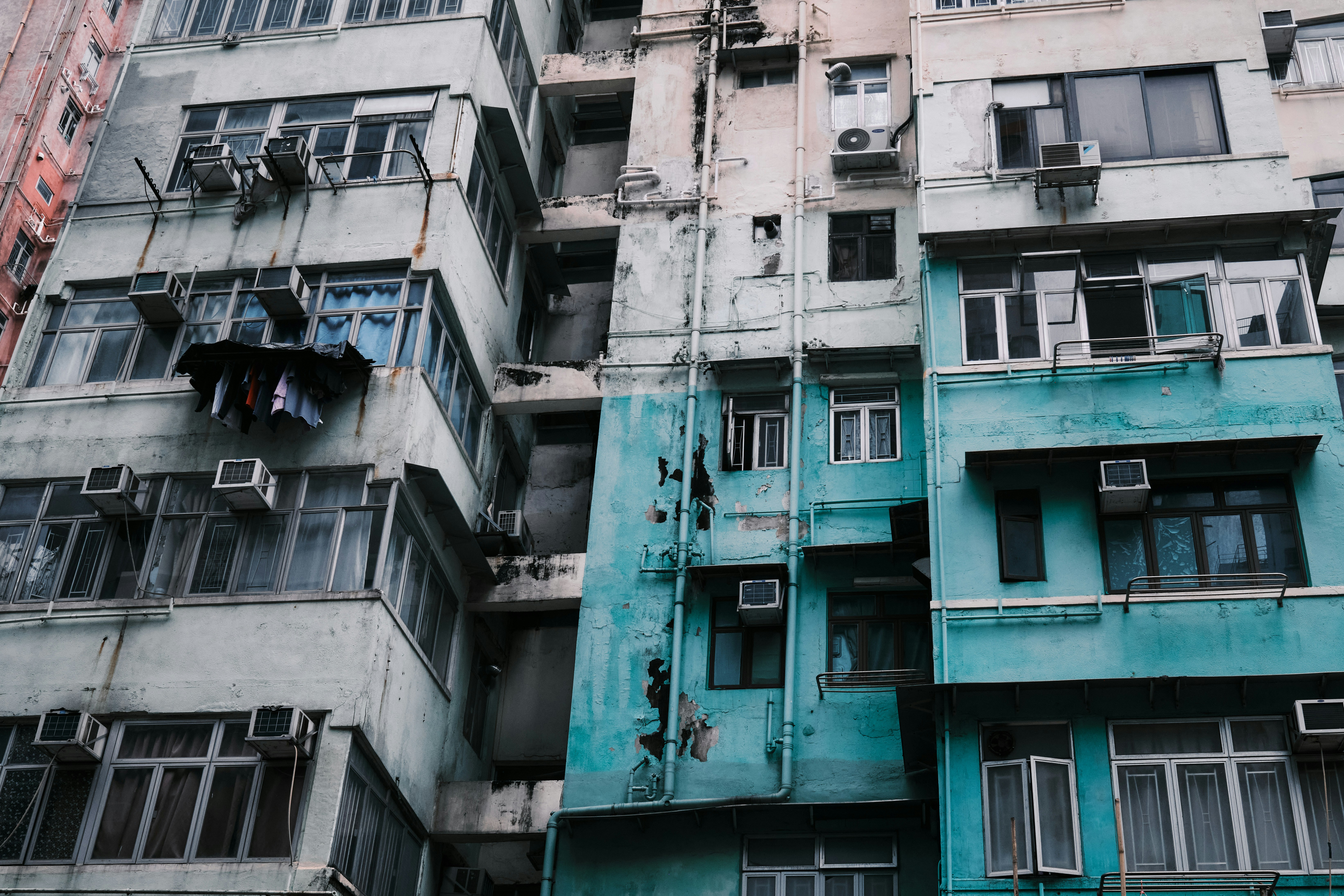 A tall building with lots of windows and balconies