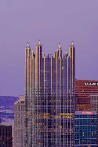 A very tall building in the middle of a city