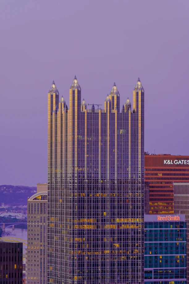 A very tall building in the middle of a city