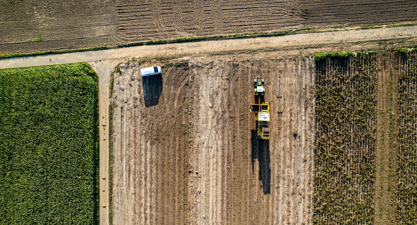 Vista aérea de un campo agrícola con un tractor trabajando