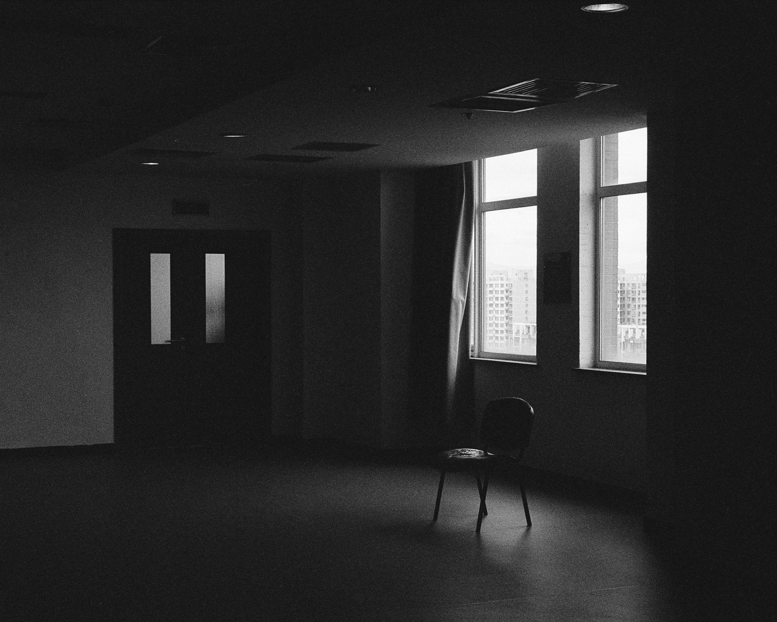 Uma sala vazia com uma cadeira no meio