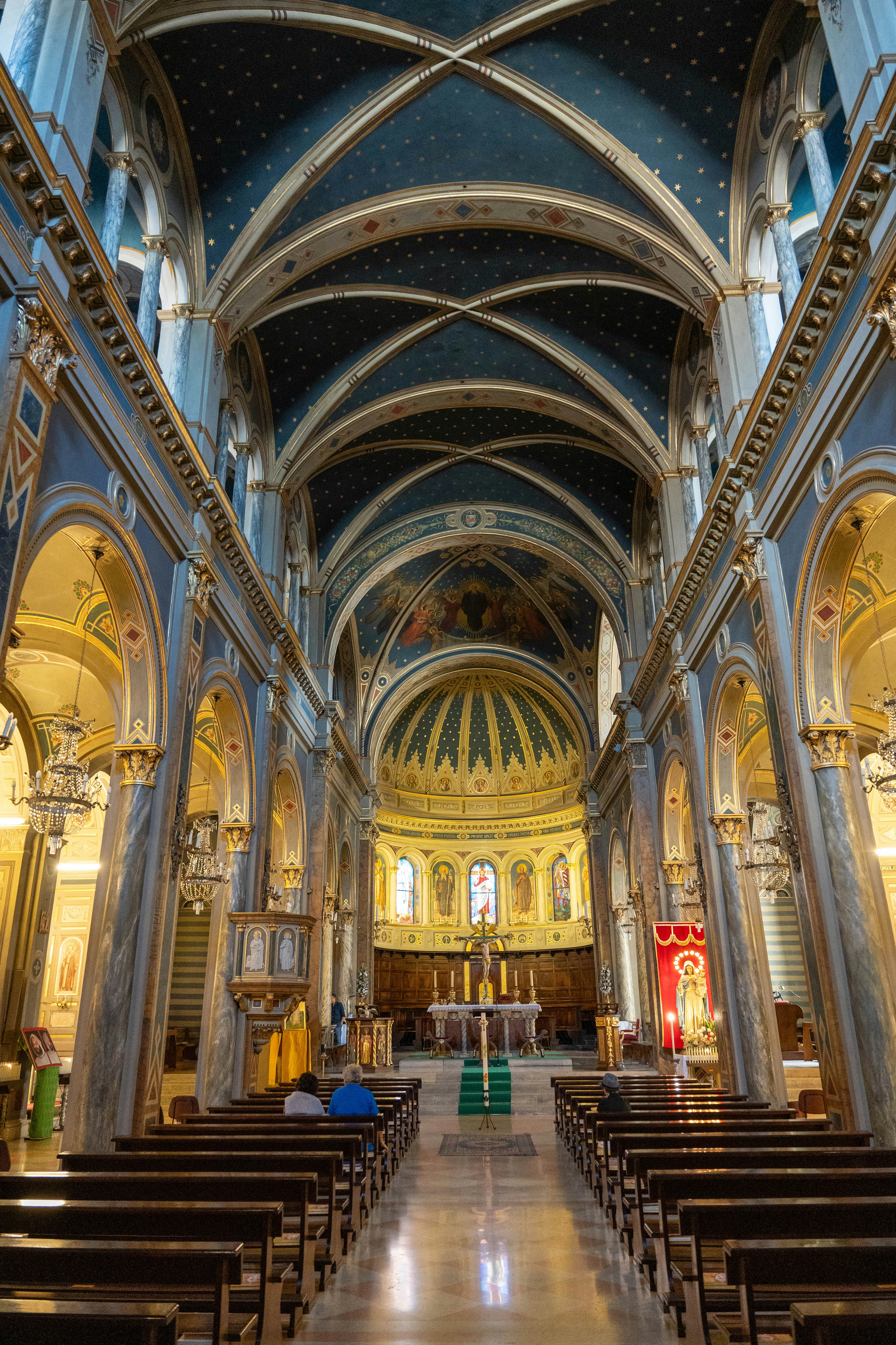 信者席とアーチ型の天井のある教会