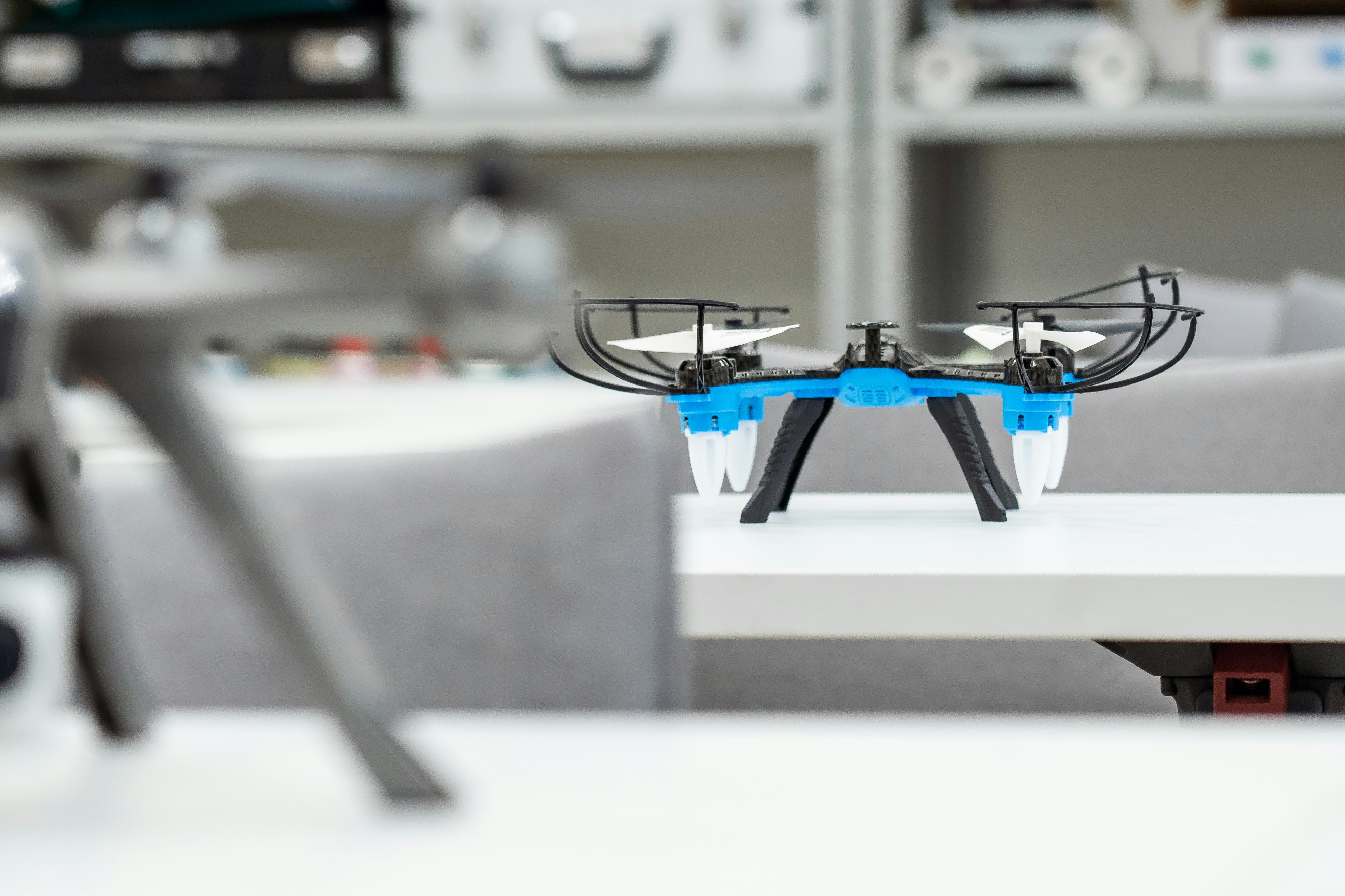 その上にリモコン装置が置かれたテーブル