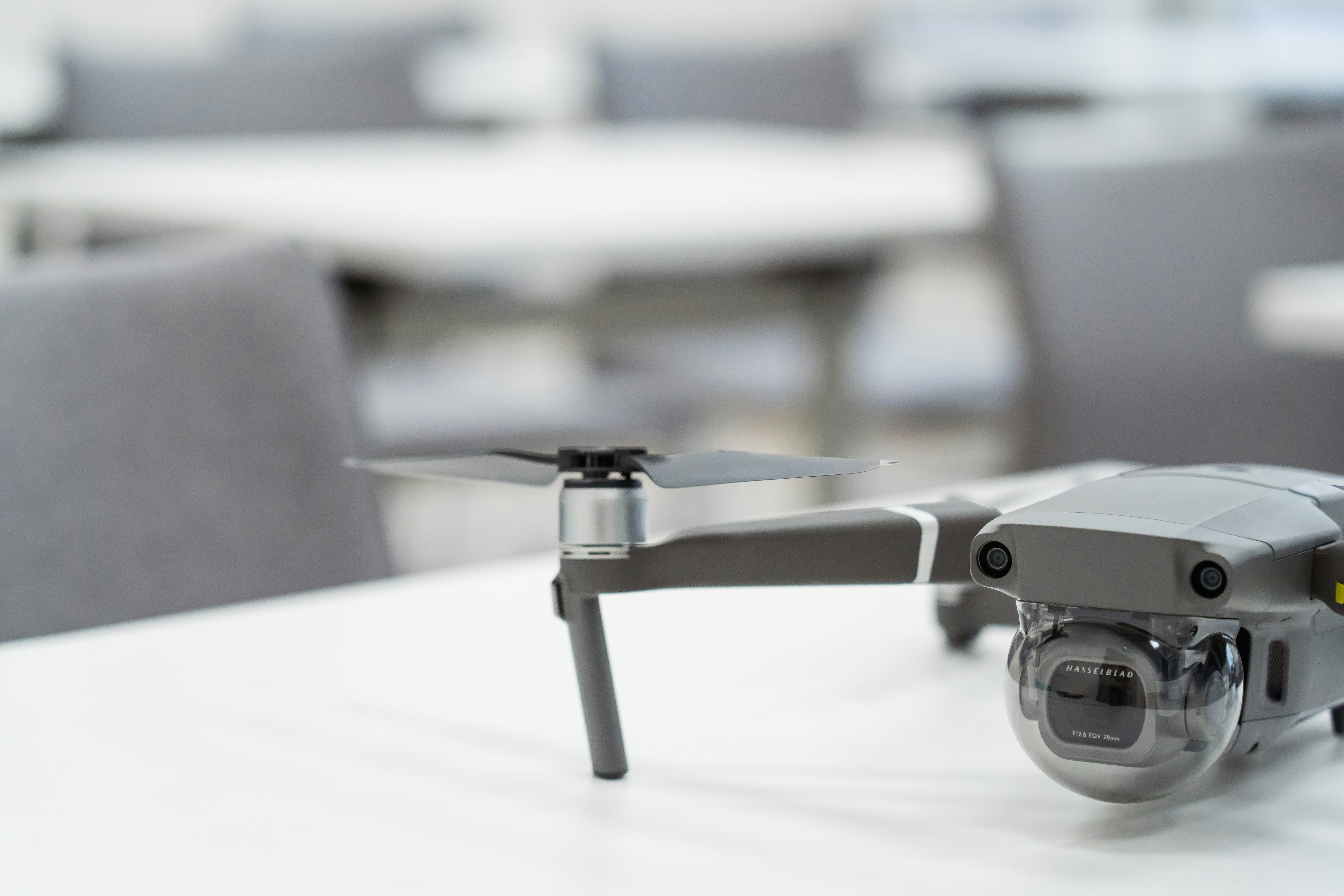 テーブルの上のリモコンのクローズアップ