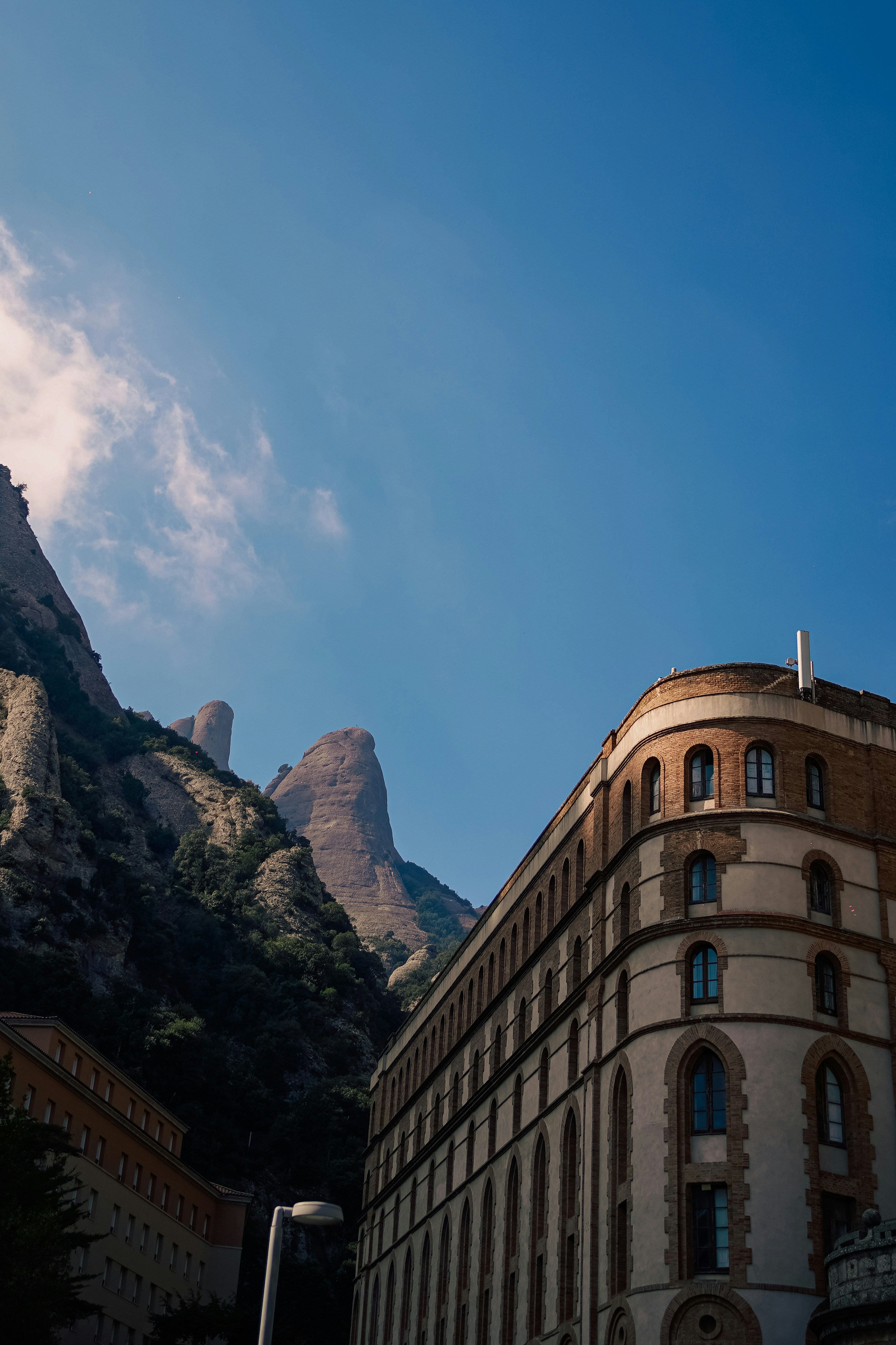 산을 배경으로 한 건물