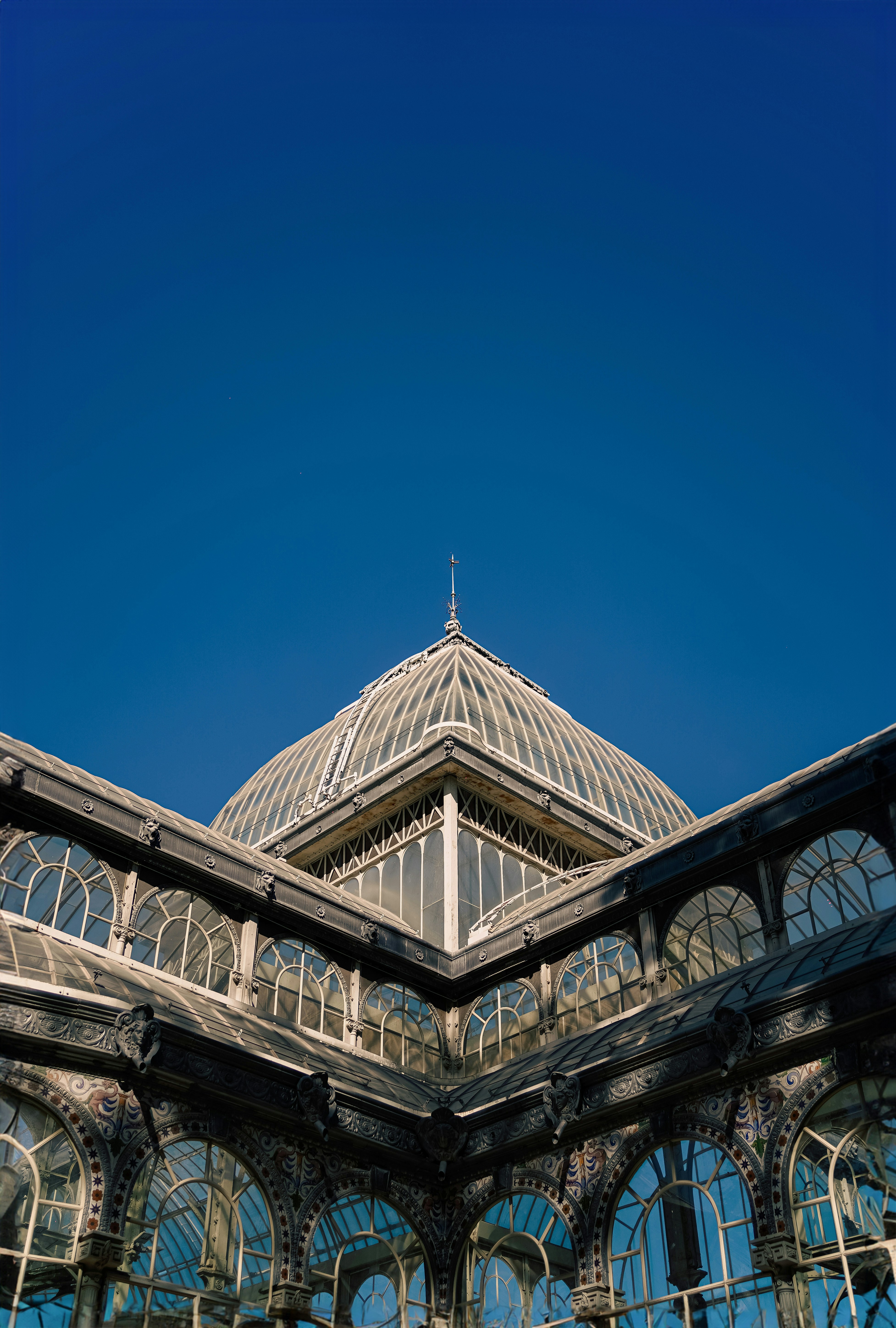 많은 창문과 하늘 배경이 있는 큰 건물