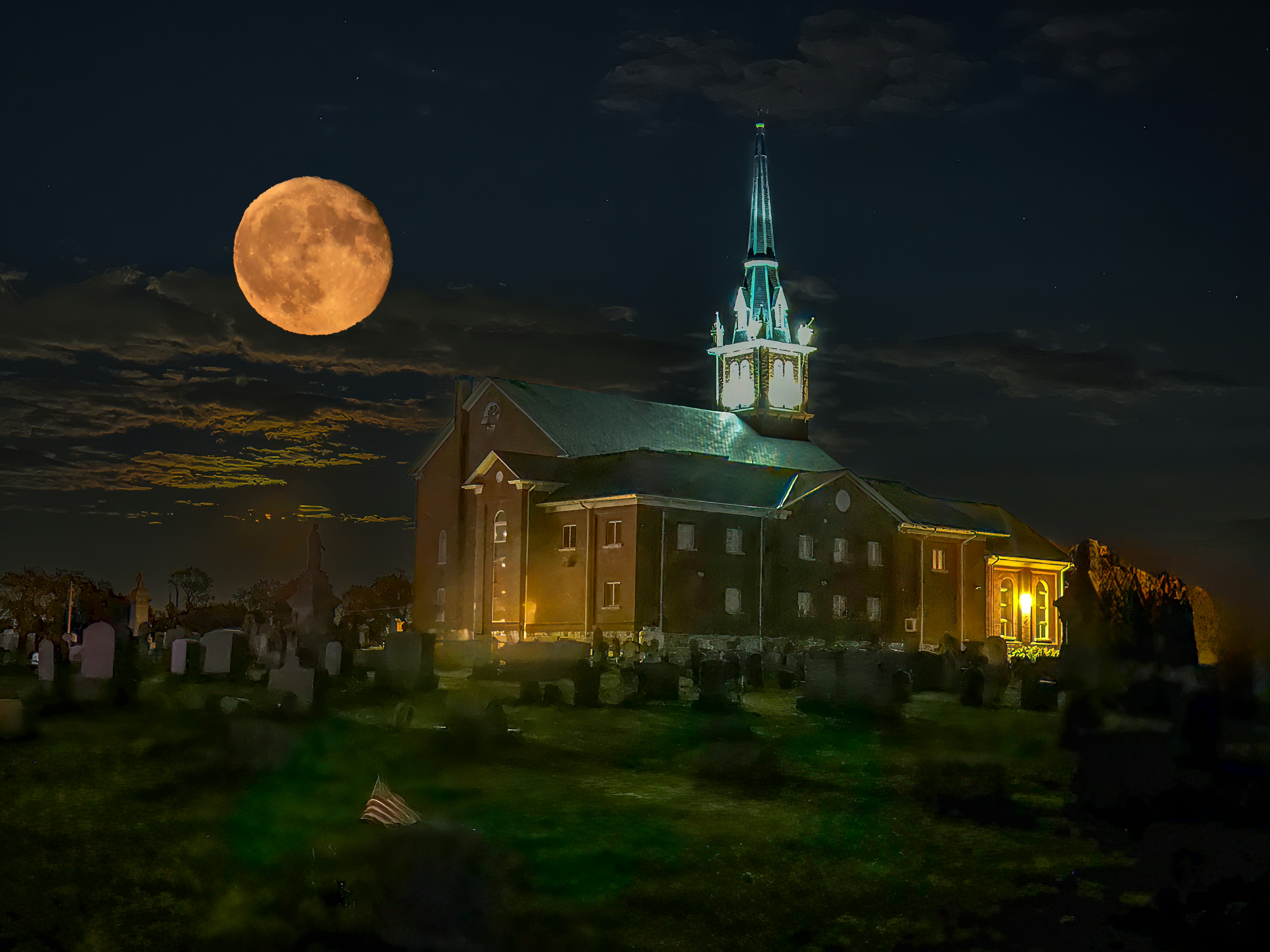 Una chiesa con la luna piena sullo sfondo