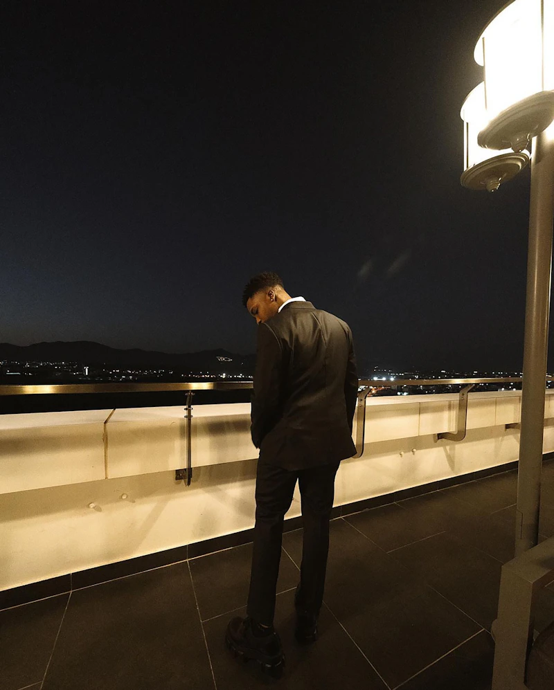 어두운 배경 위 크리스탈 잔에 담긴 럼 한 잔 &mdash; 불가리 맨인블랙 탑노트