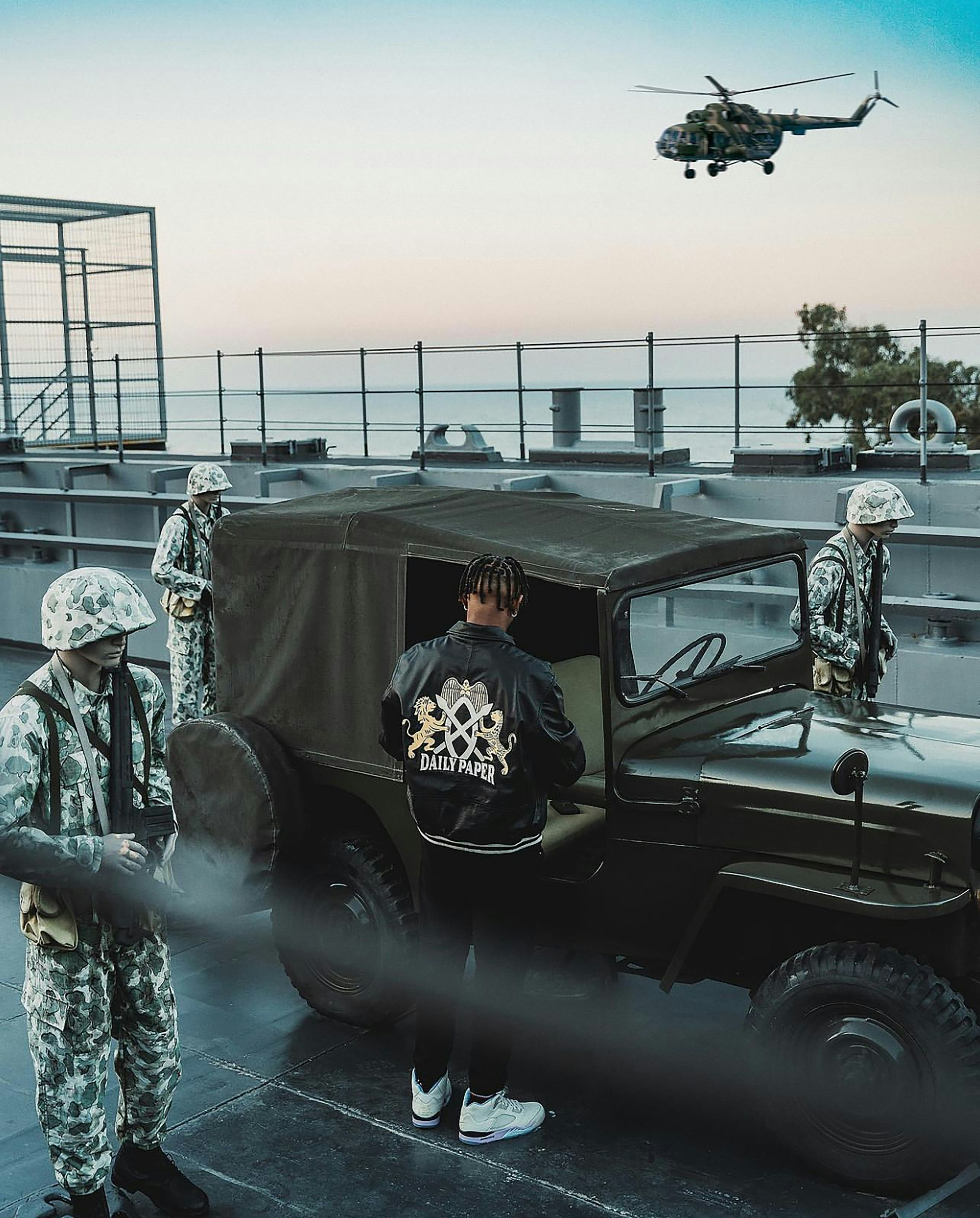 Un grupo de hombres parados alrededor de un vehículo militar