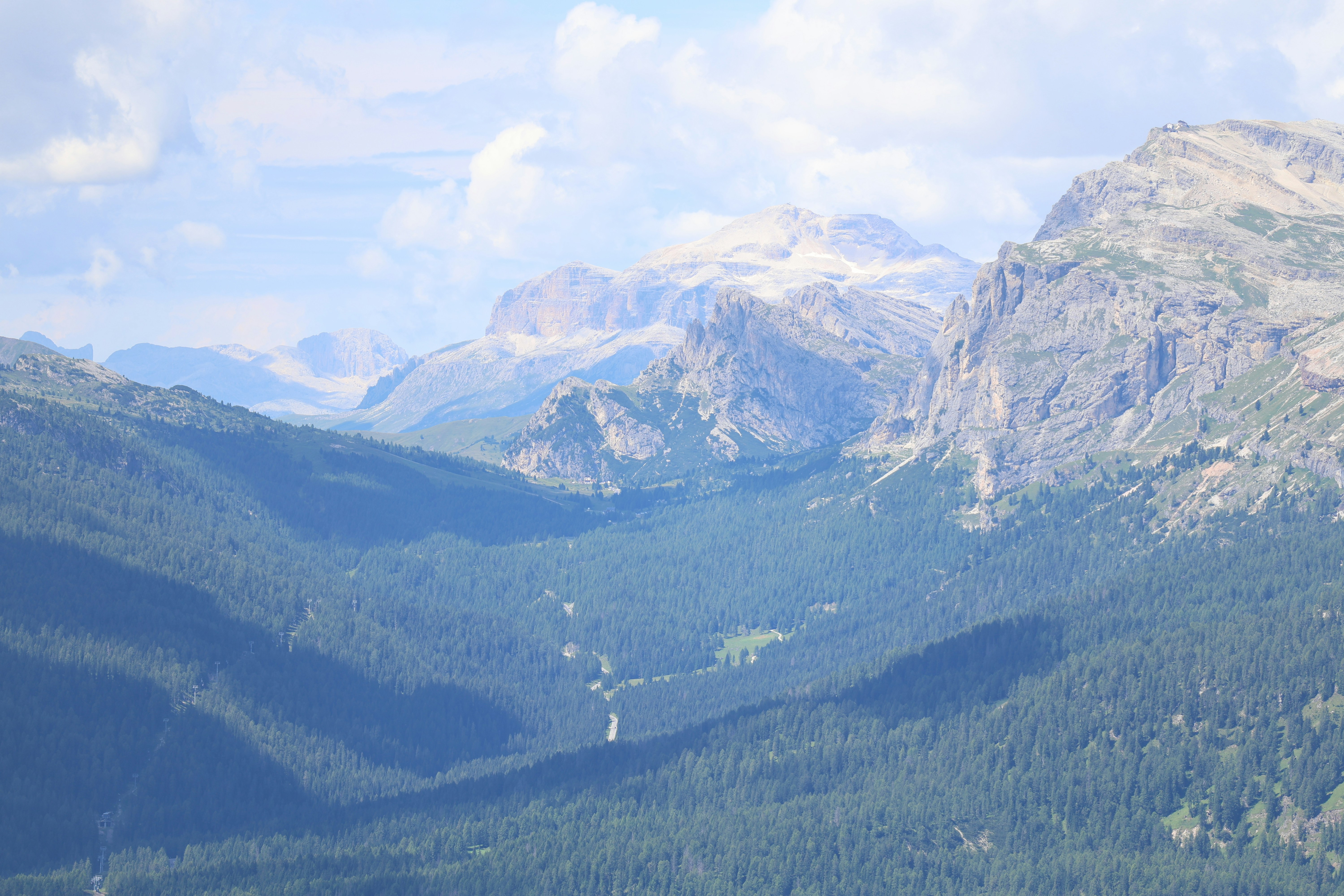 Blick auf ein Tal mit Bergen im Hintergrund
