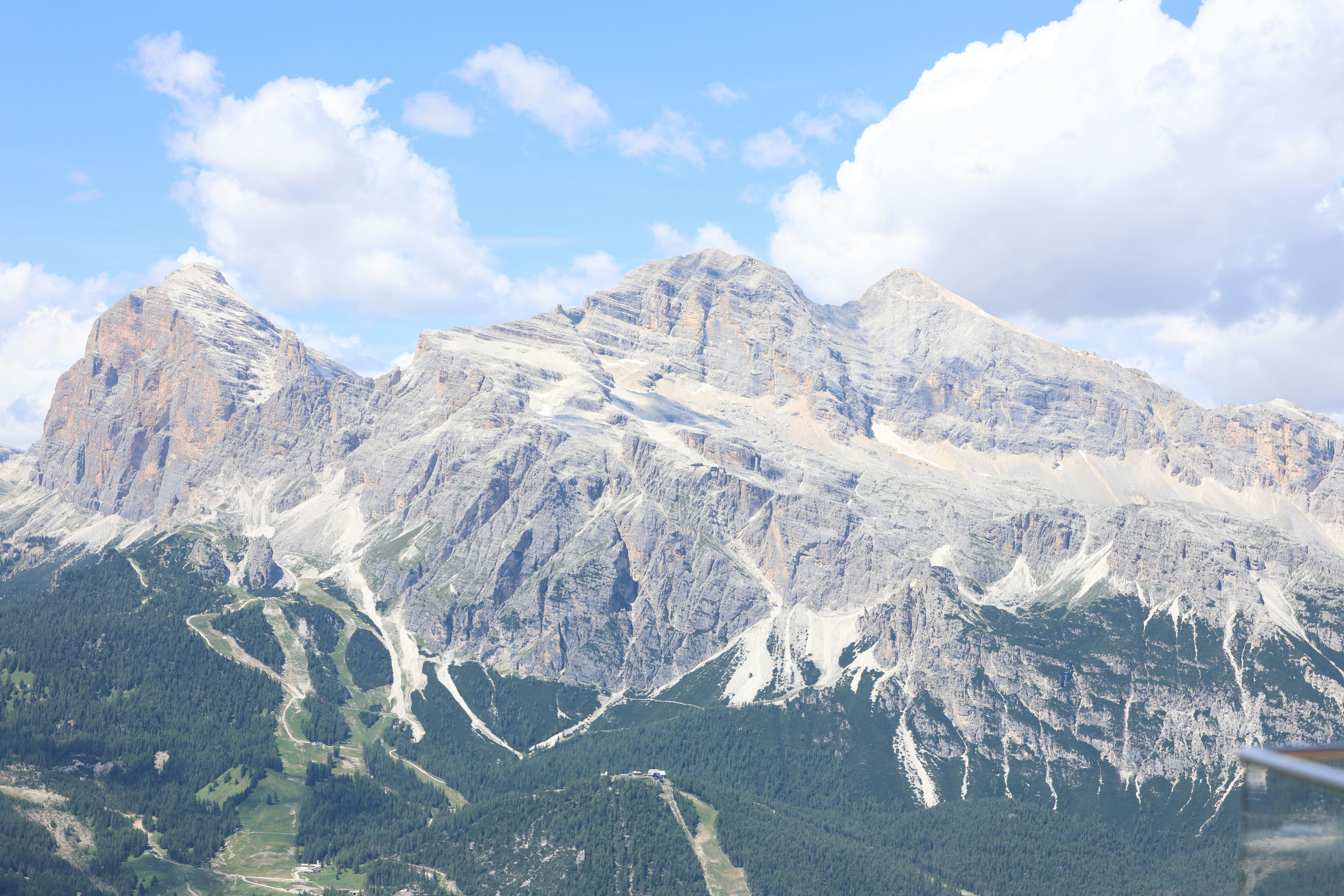 Una vista de una cadena montañosa con nieve