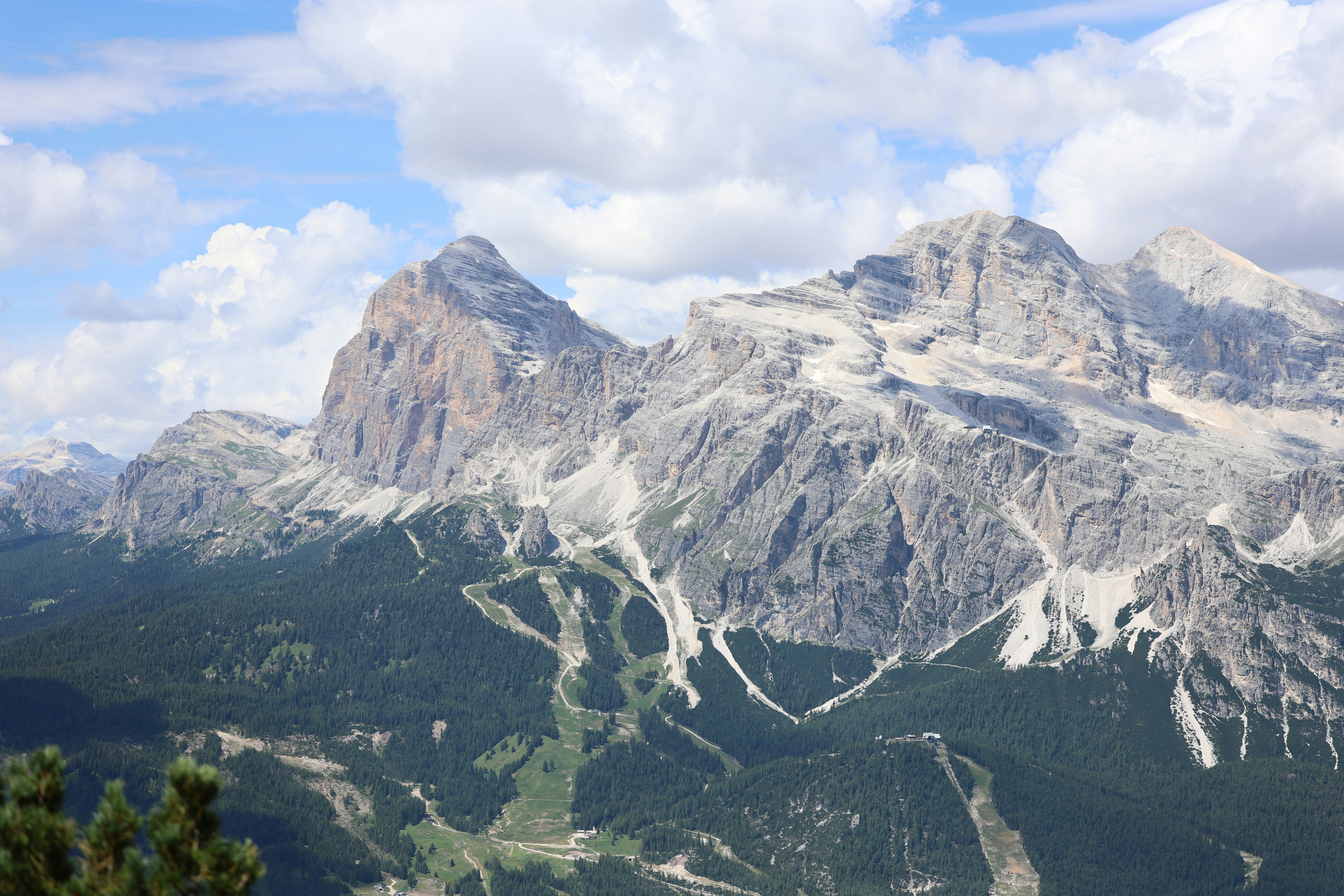 Blick auf ein schneebedecktes Gebirge