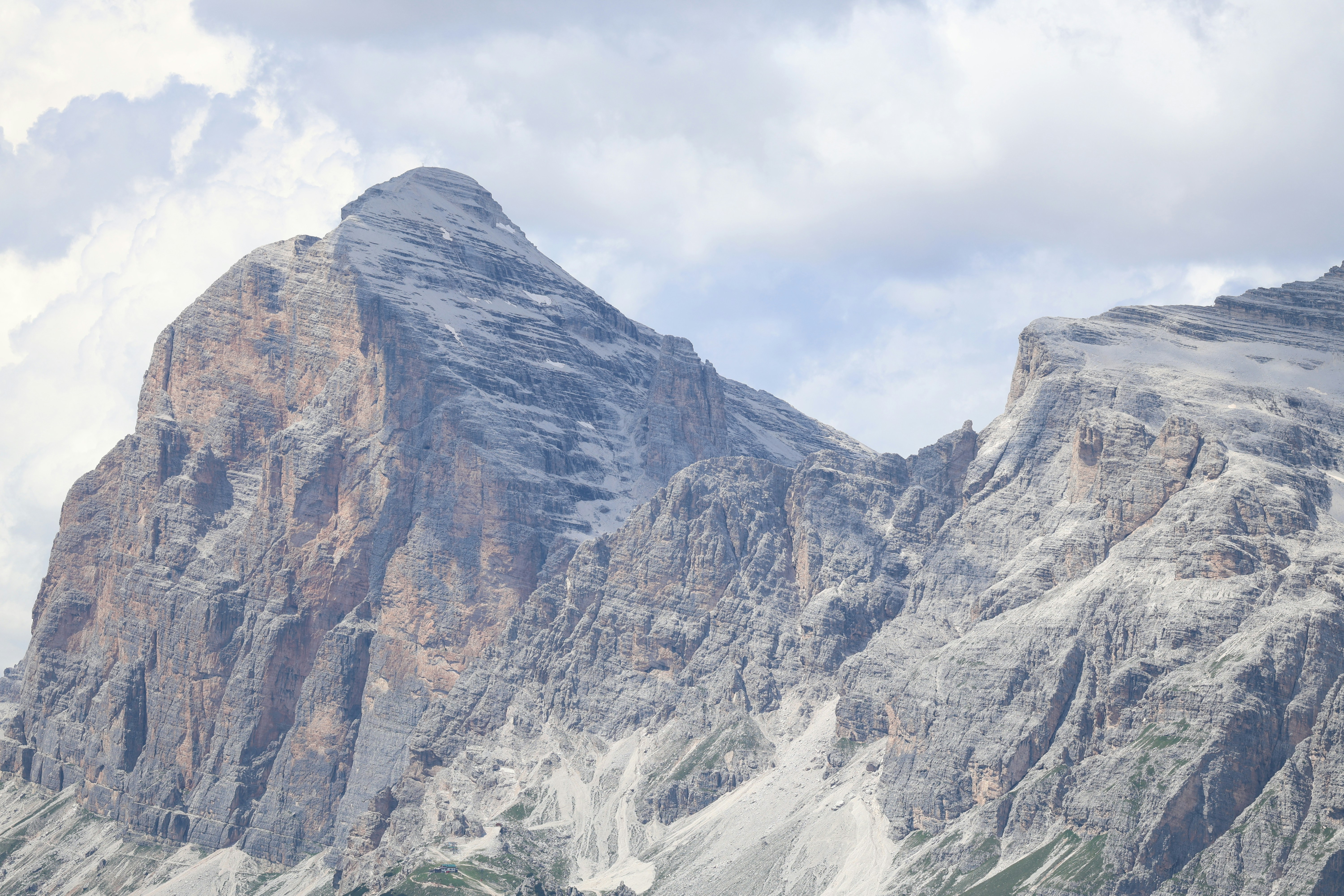 Ein Gebirge mit Schnee auf der Spitze