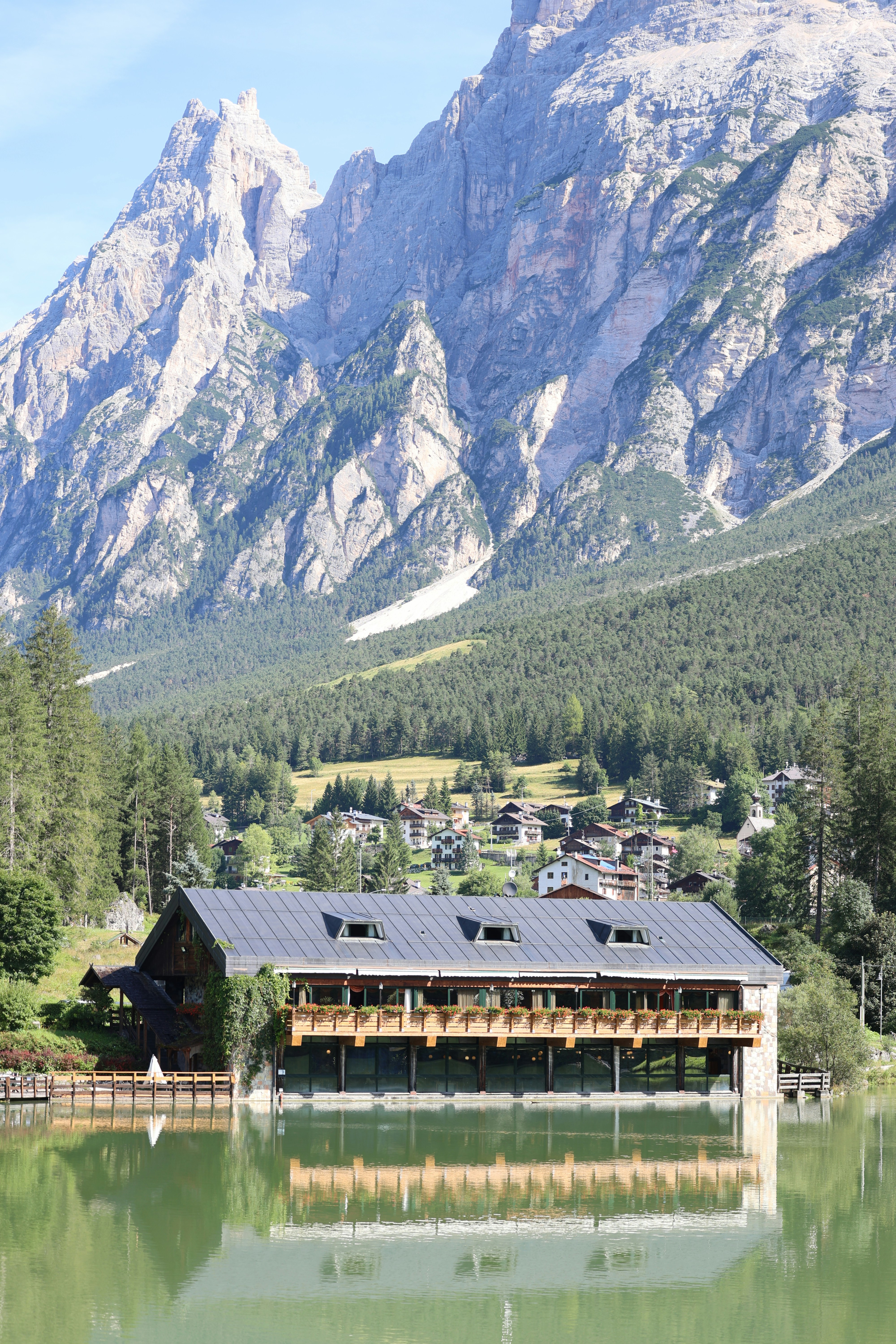 Ein See mit einem Berg im Hintergrund