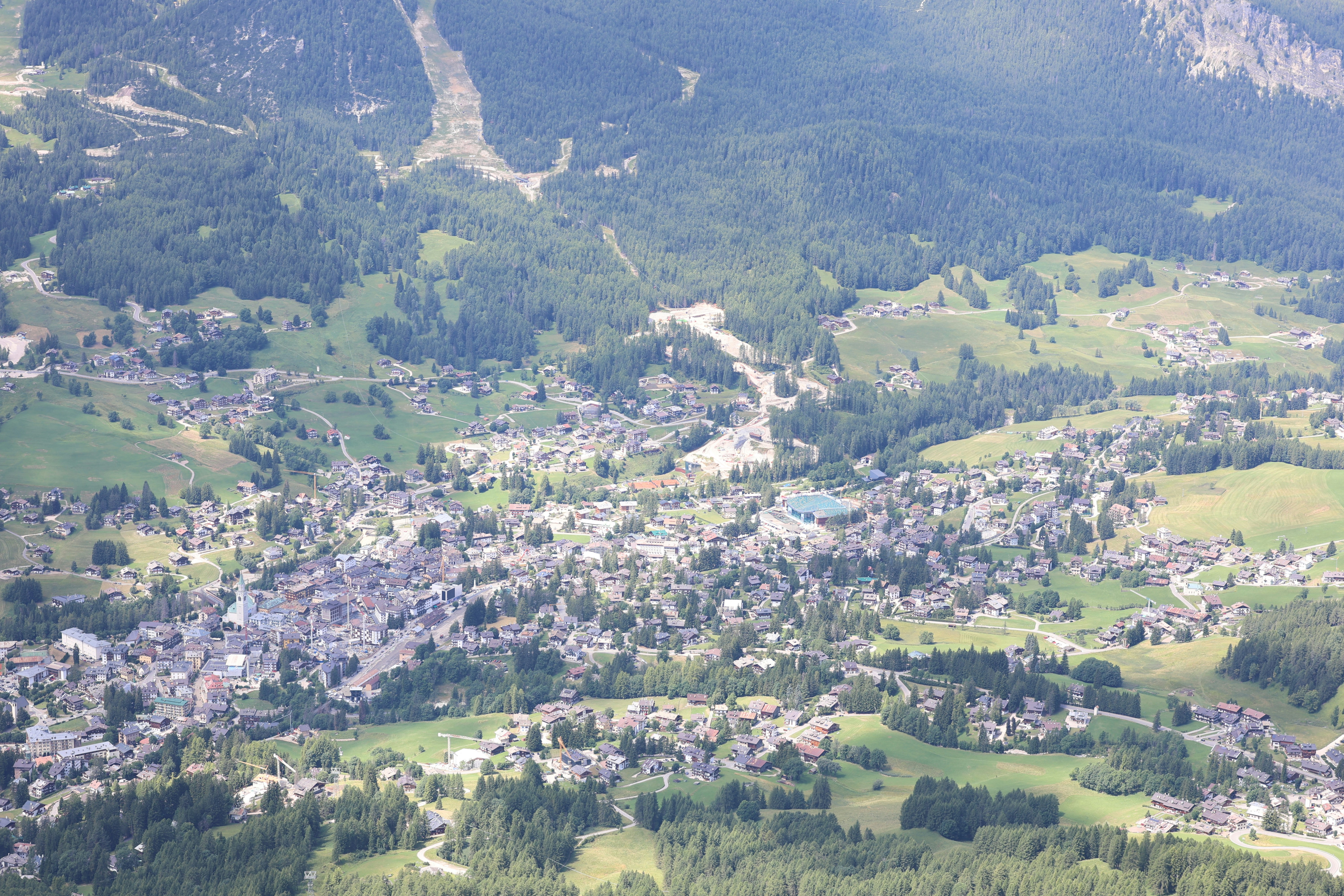 Eine kleine Stadt in den Bergen aus der Vogelperspektive