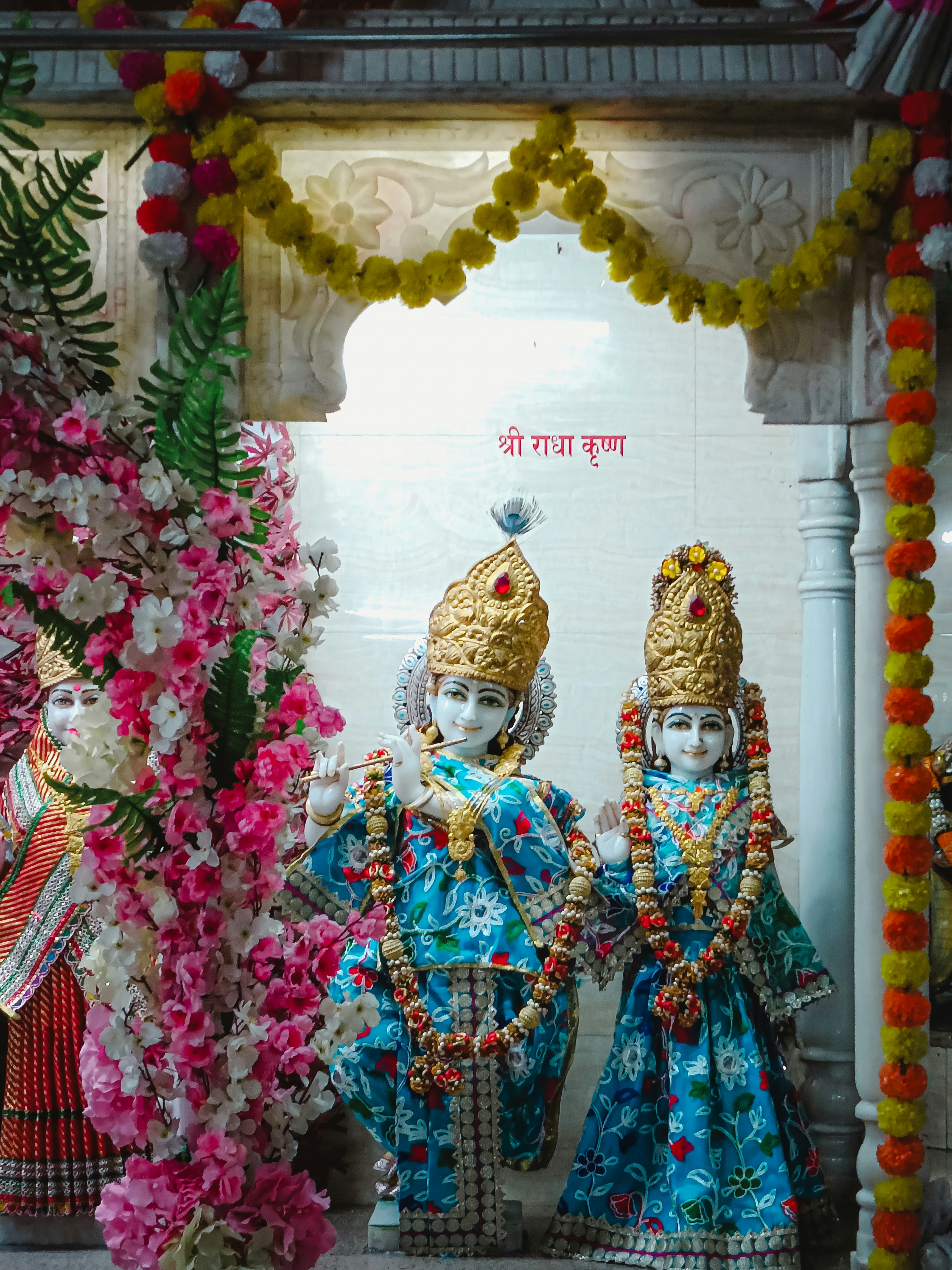 Un gruppo di persone, in piedi l'una accanto all'altra, di fronte a un muro