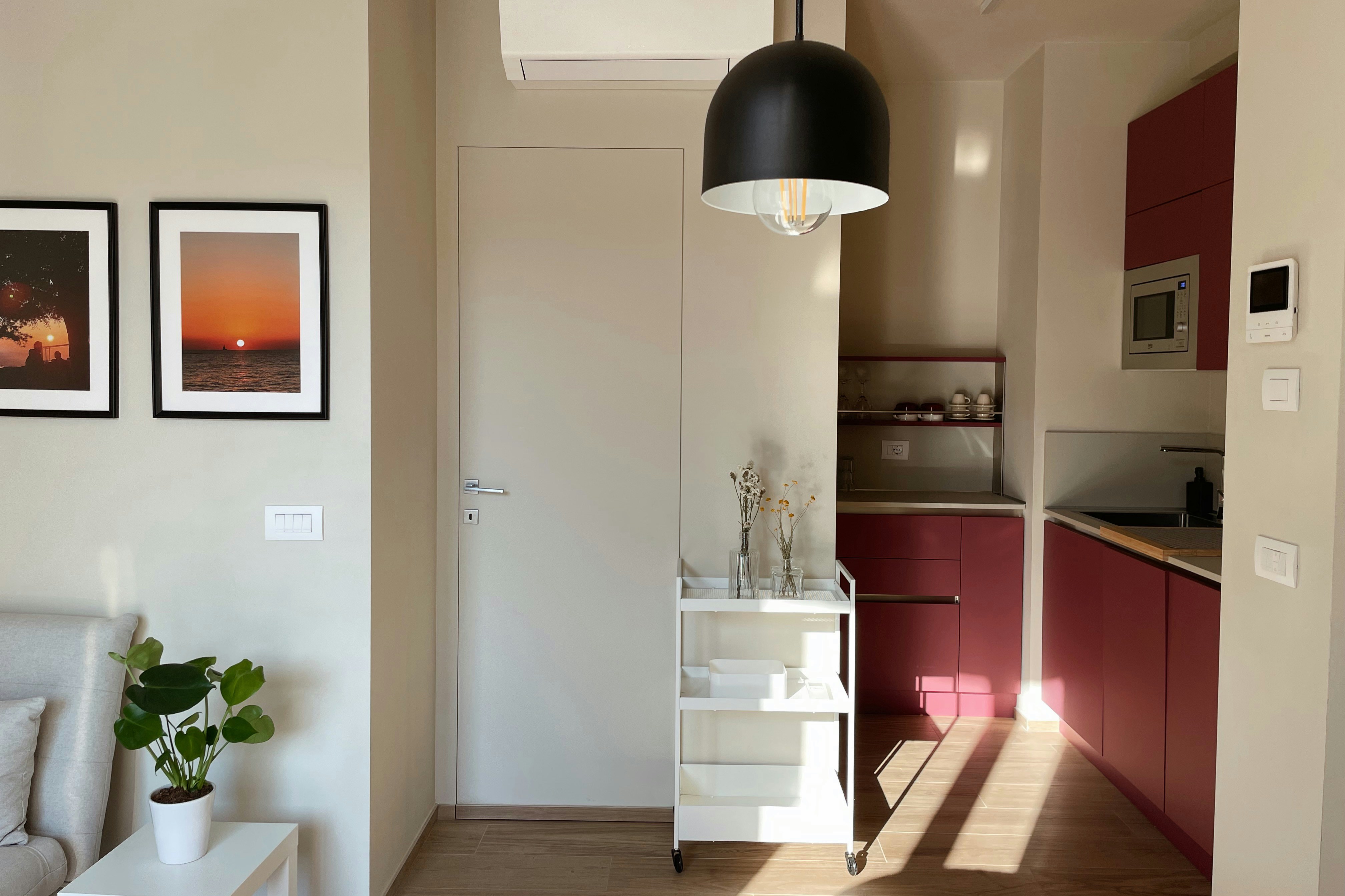 Ein Wohnzimmer mit einer Couch, einem Tisch und Bildern an der Wand