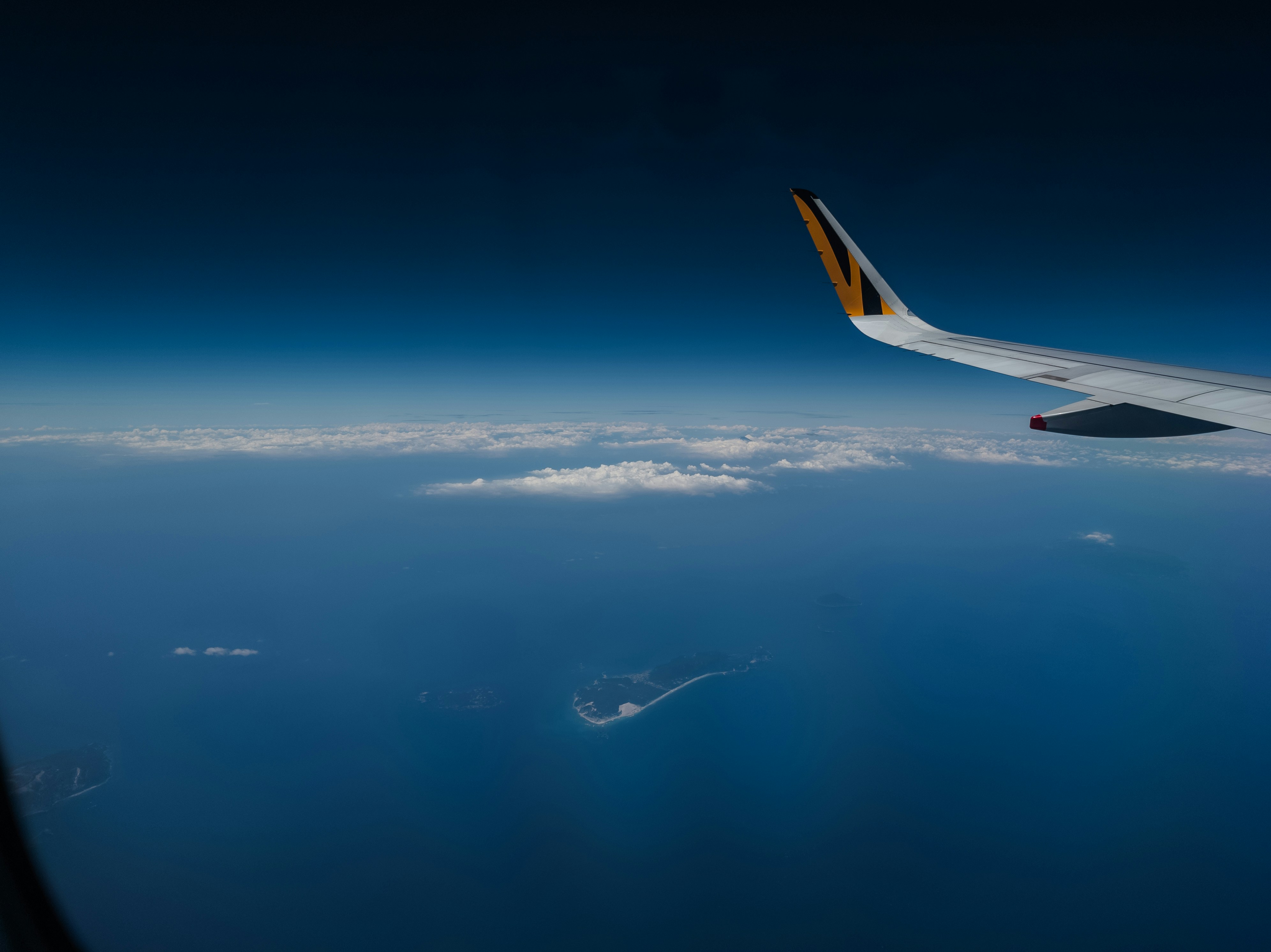 A view of the wing of an airplane in the sky