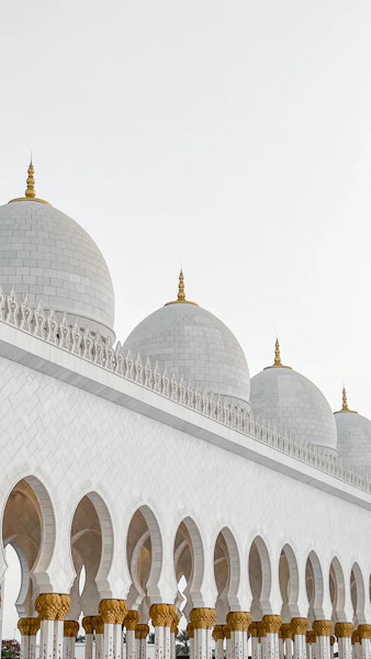 Masjid dengan lengkungan putih