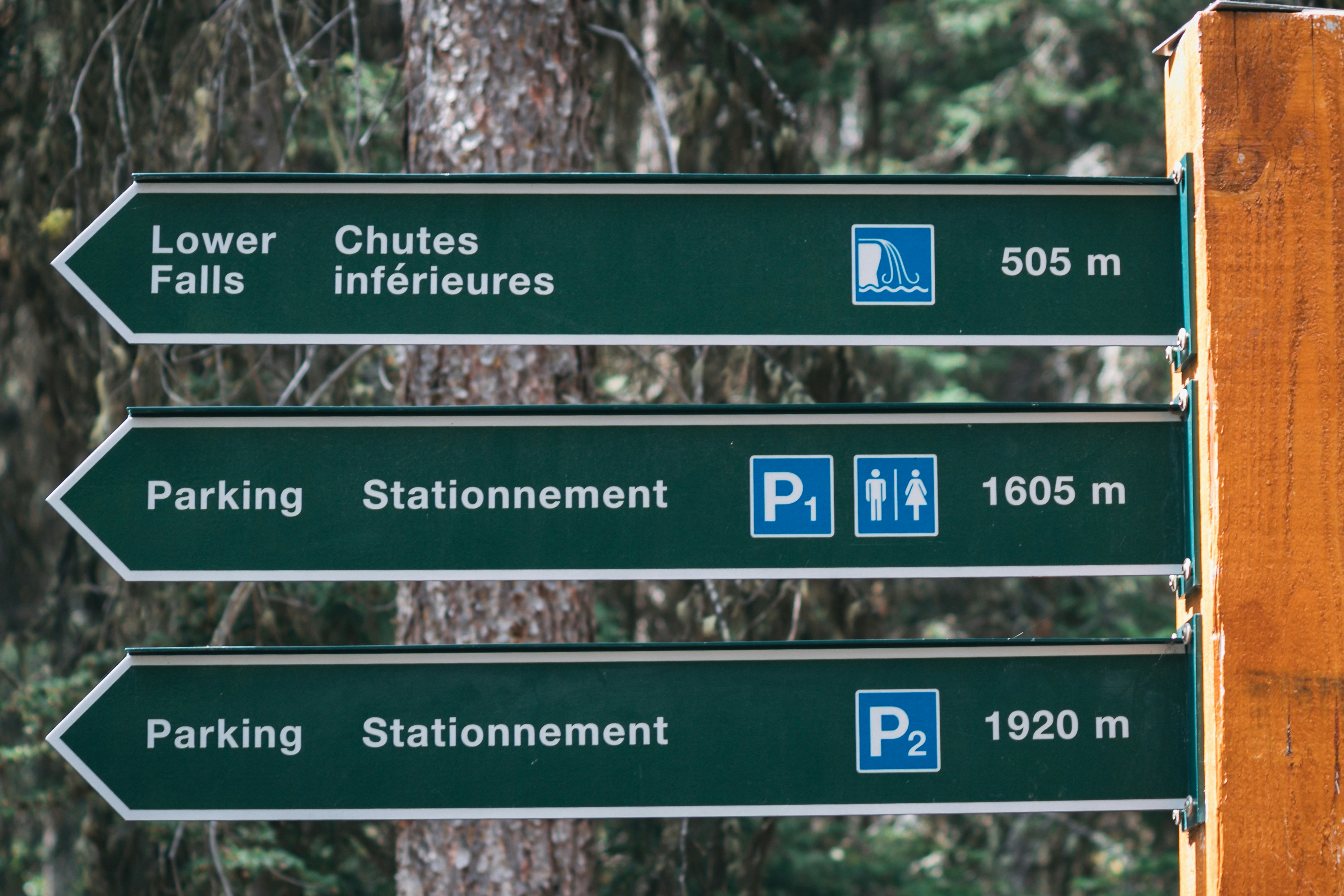 Directional navigation sign