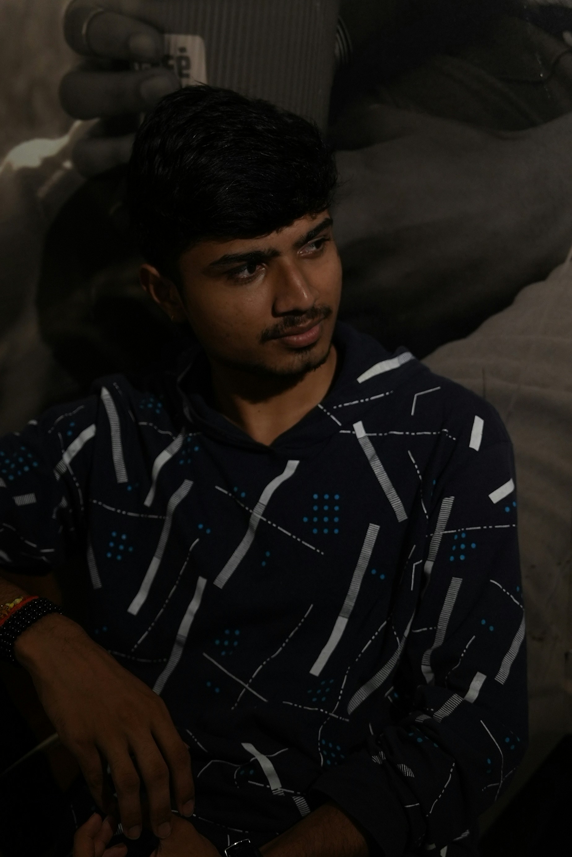 Un uomo seduto davanti a una foto di se stesso