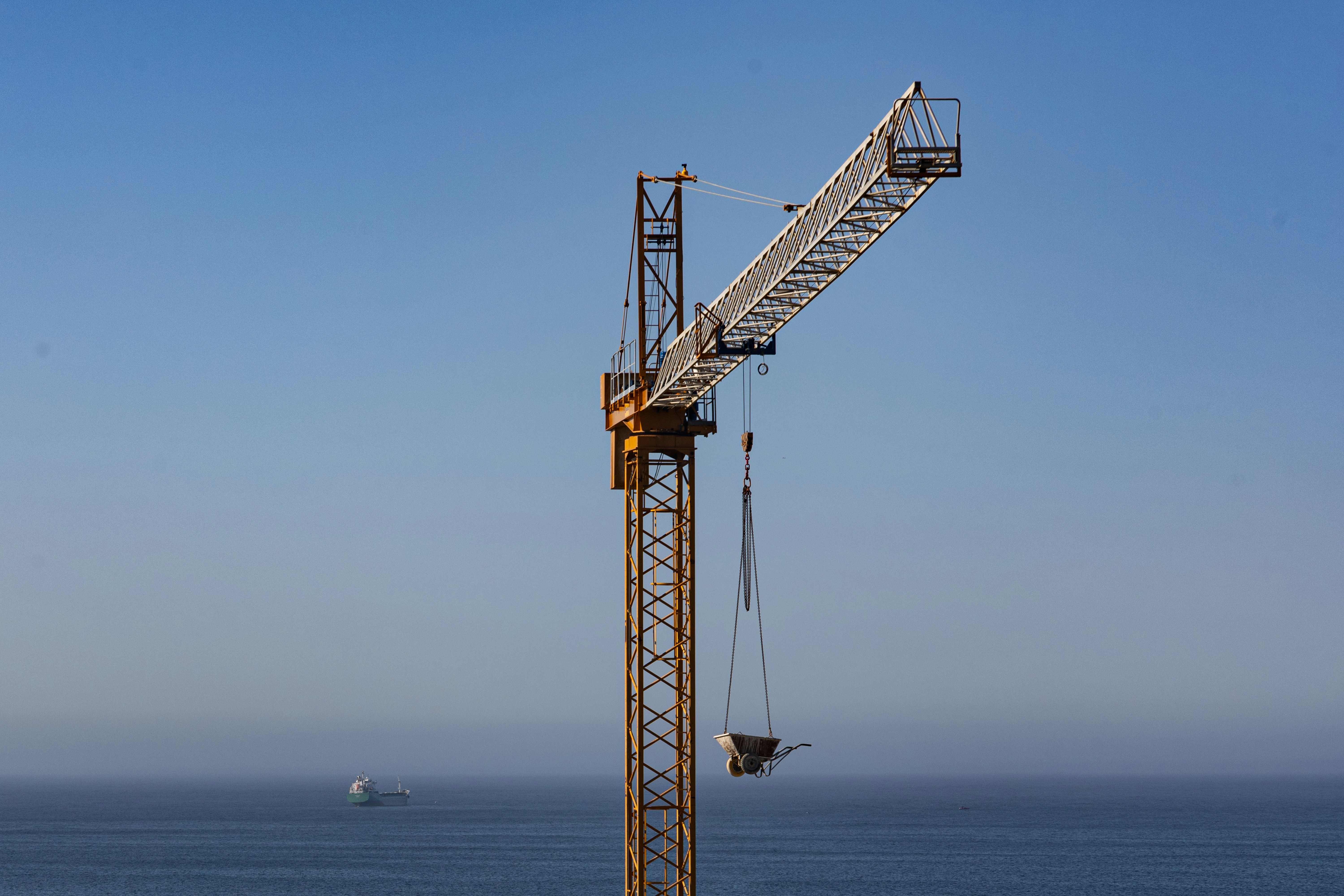 Une grue se dresse au milieu de l’océan
