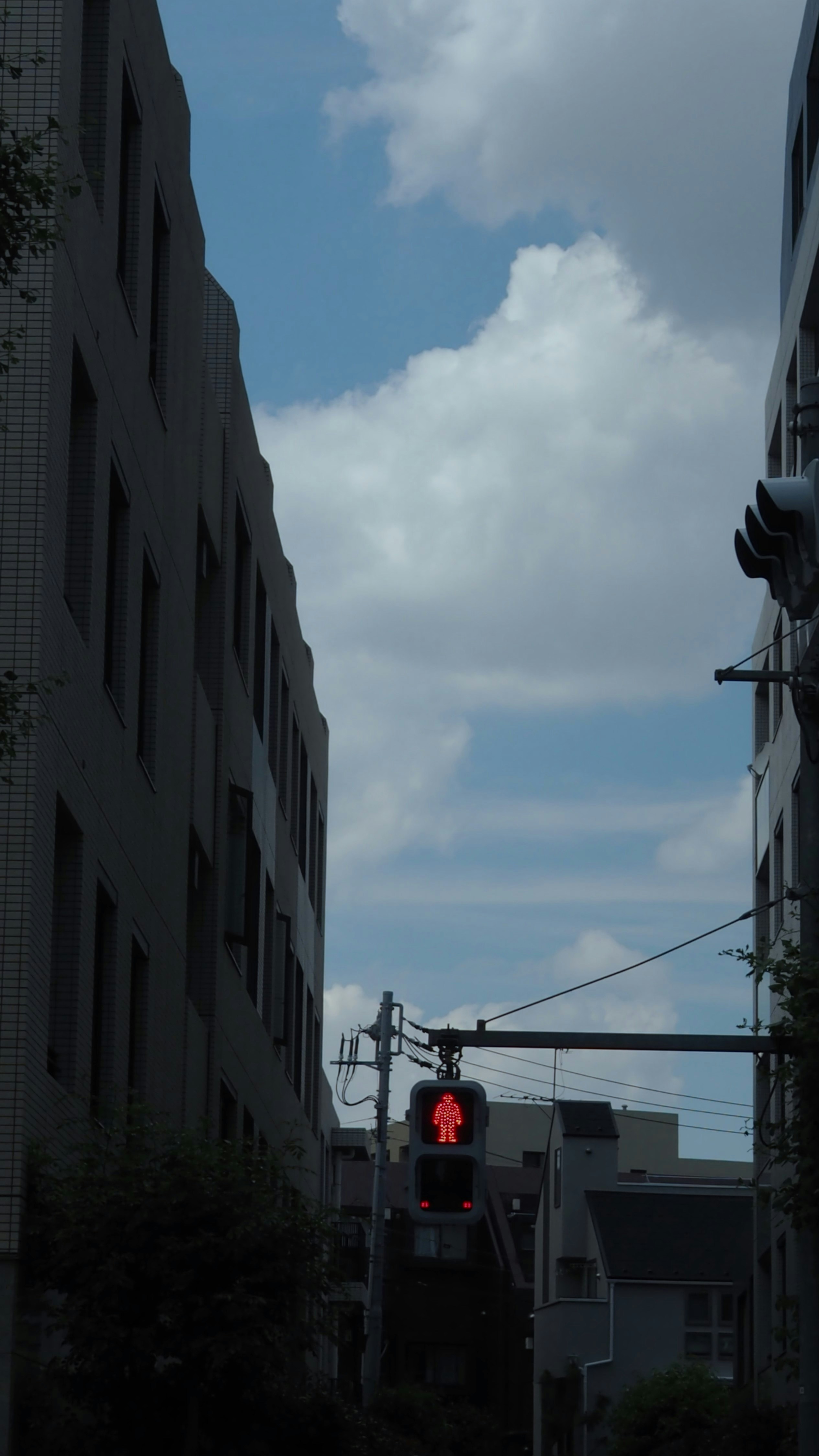 A red traffic light on a city street