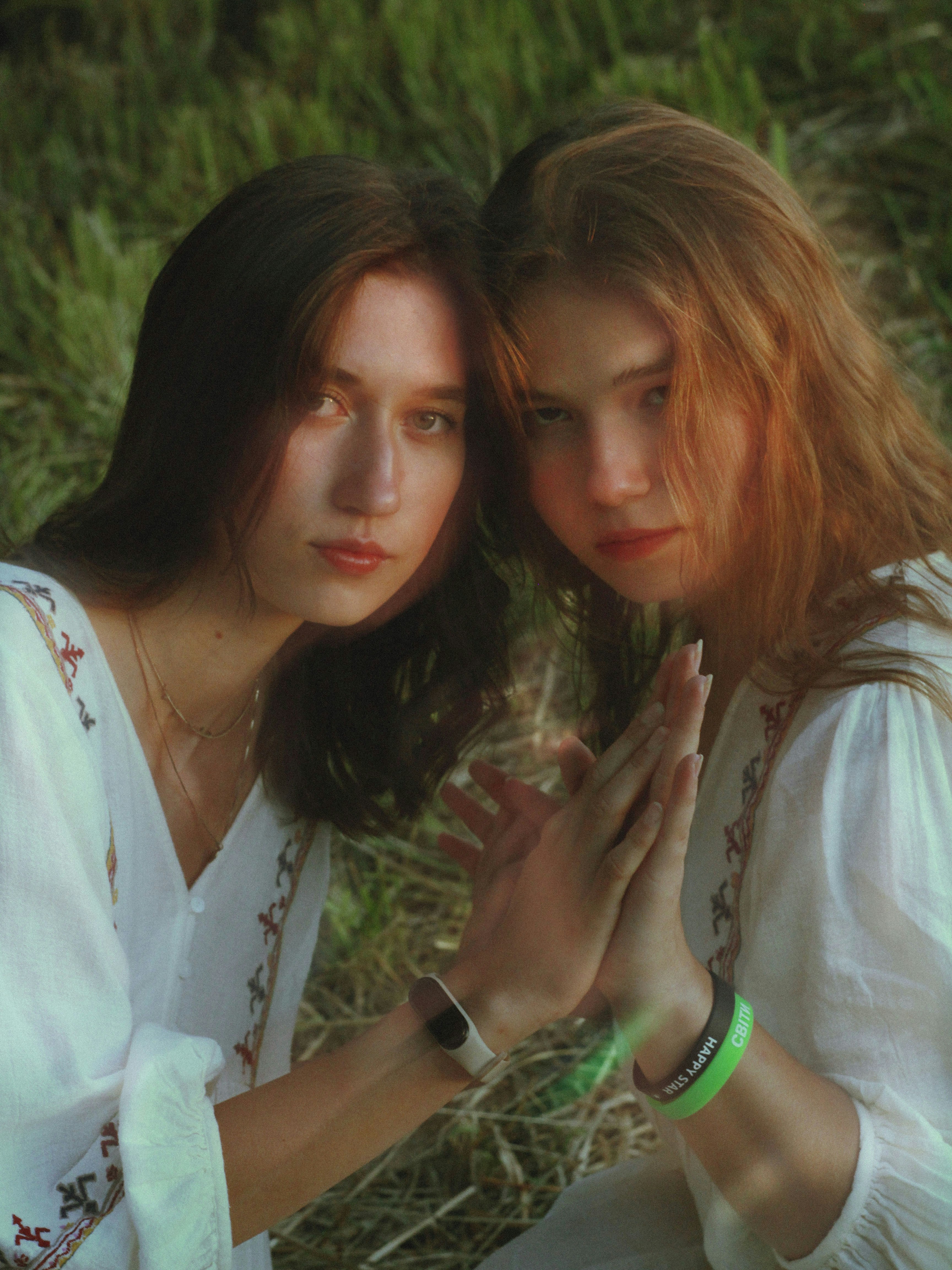 due, donne, seduta, su, terra, con, loro, mani giunte