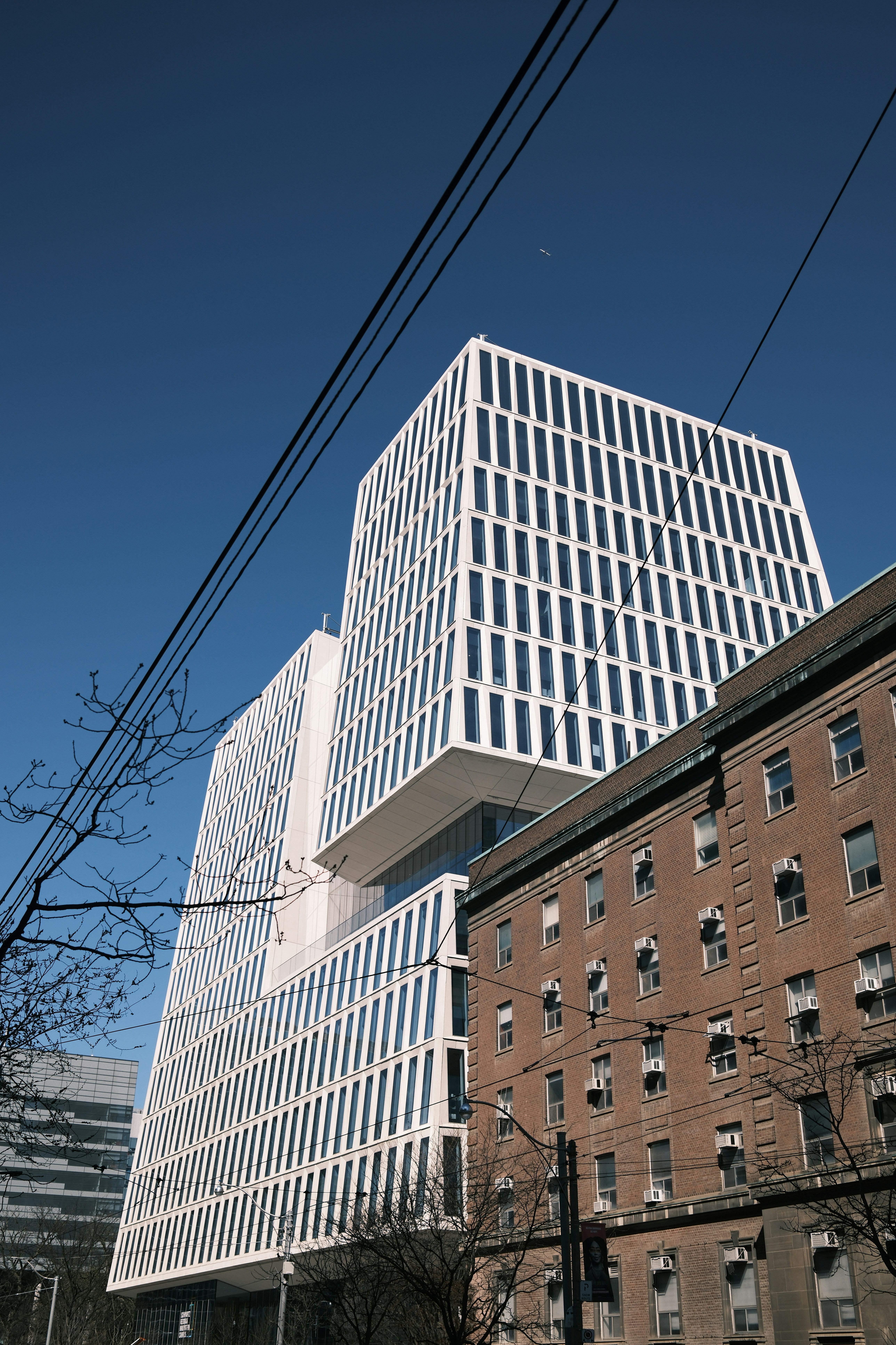 A very tall building sitting in the middle of a city