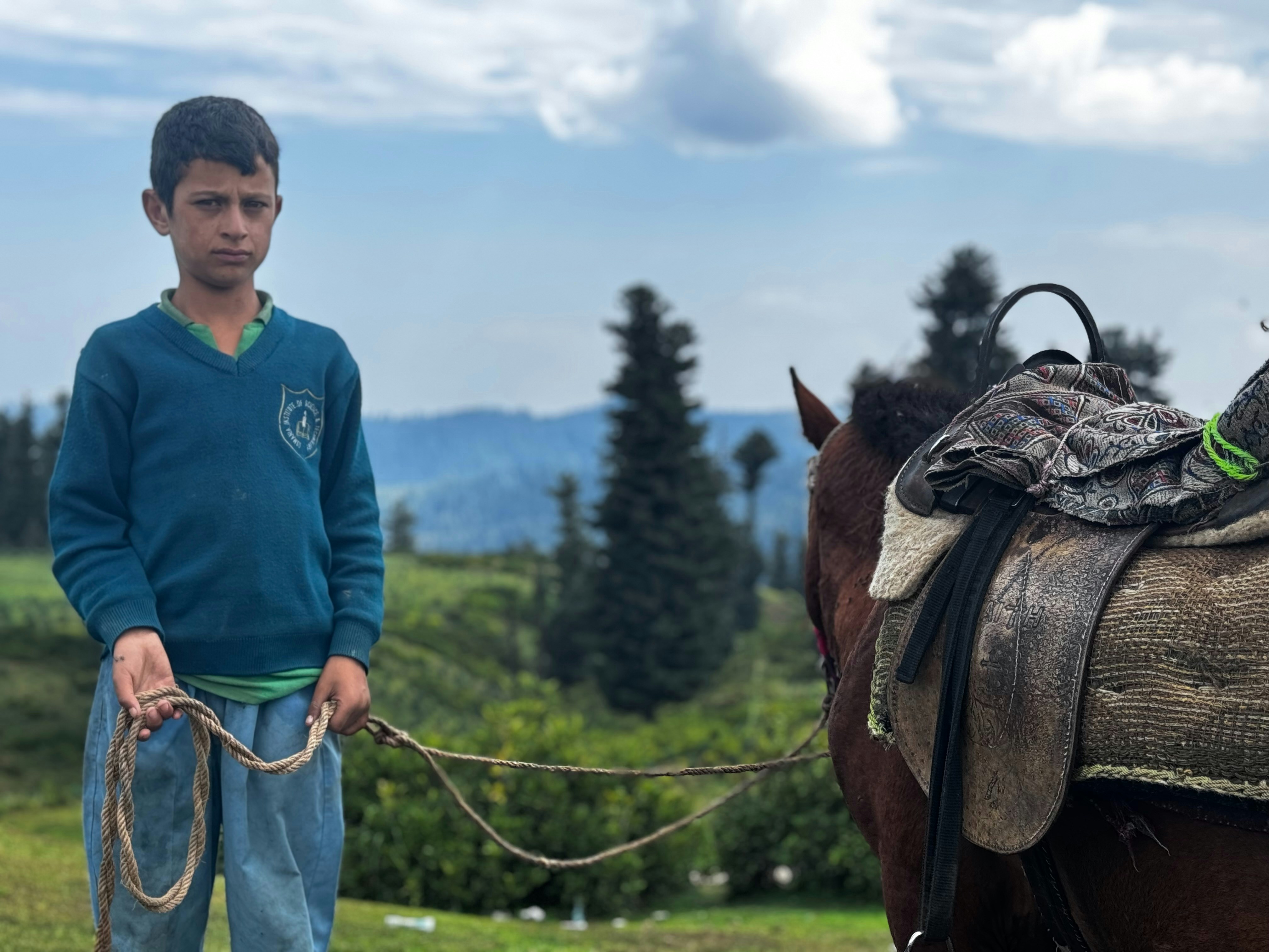 जम्मू-कश्मीर पुलिसकर्मी छापे के दौरान संदिग्धों को हिरासत में लेते हुए।