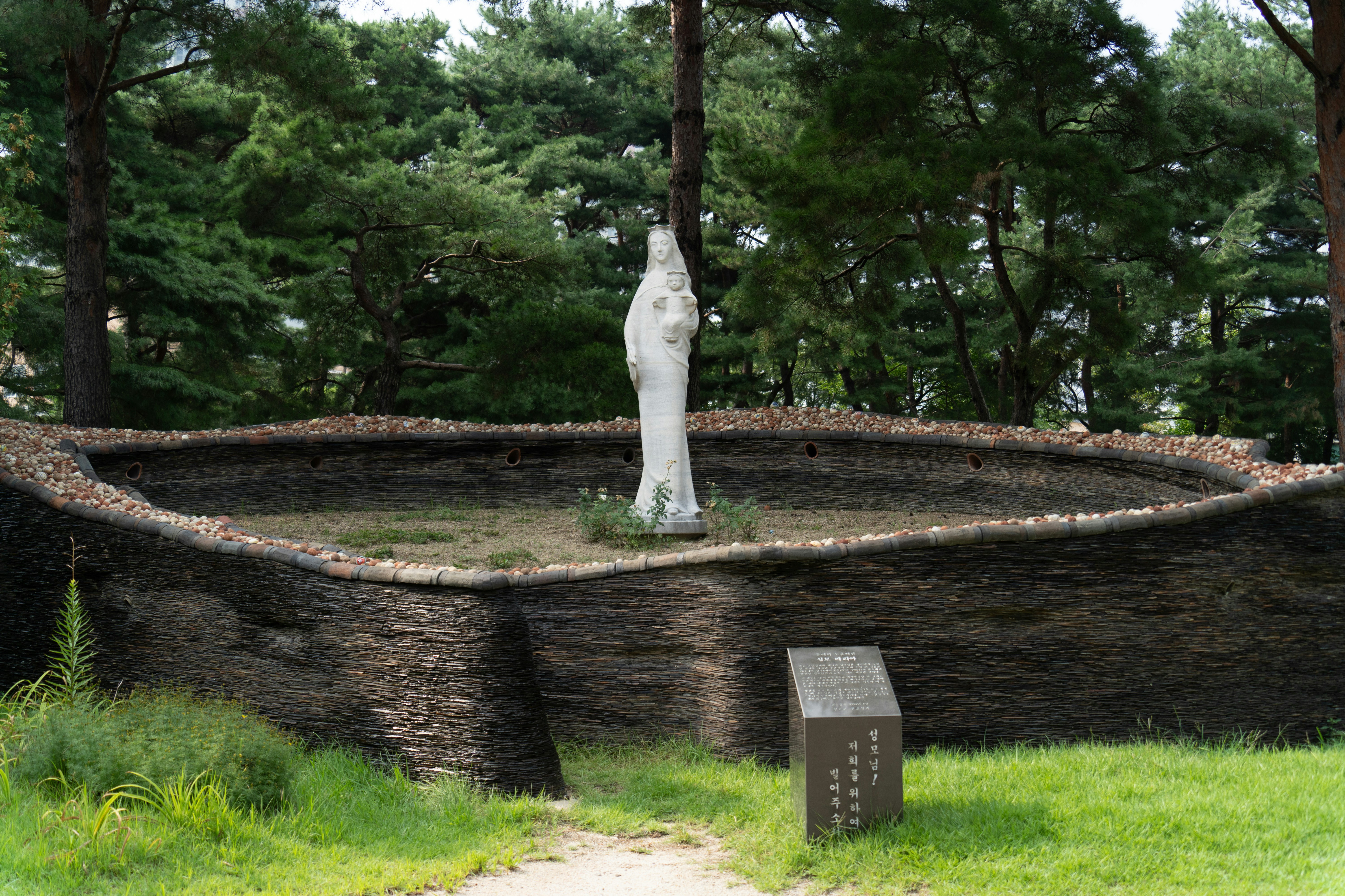 A statue in the middle of a grassy area