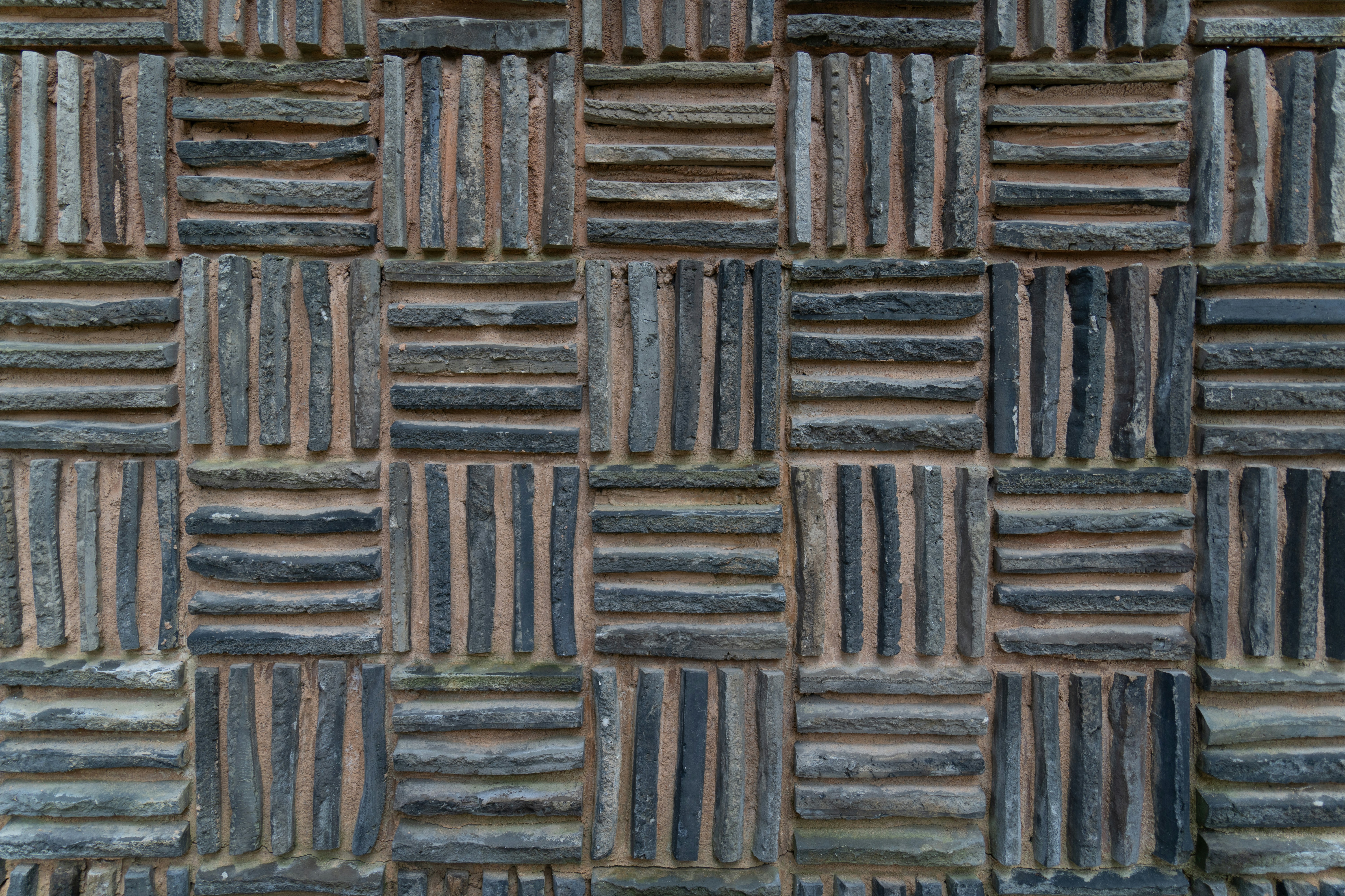 Nahaufnahme einer Wand aus Holzbohlen