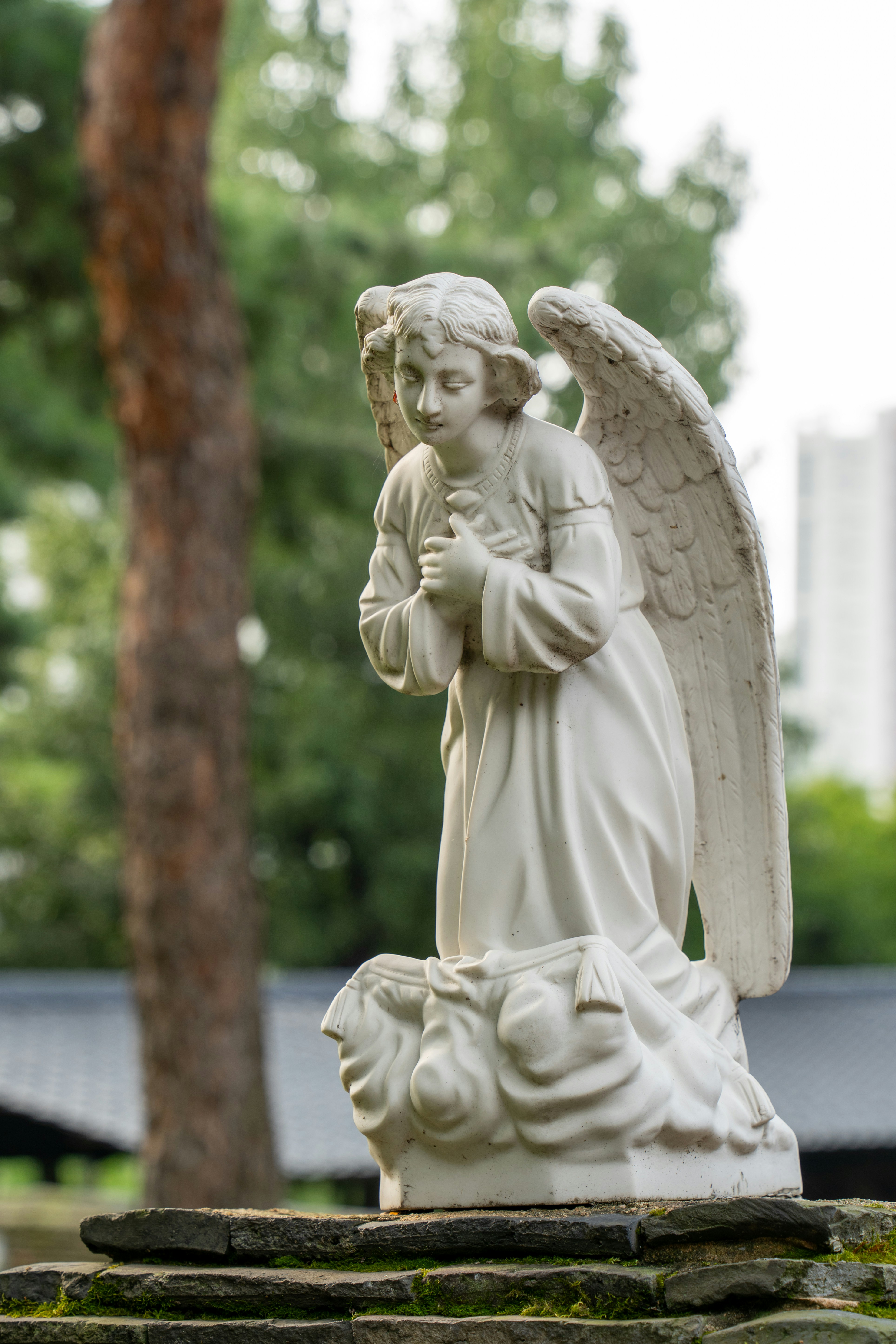 Una statua di un angelo che tiene in braccio un bambino Gesù