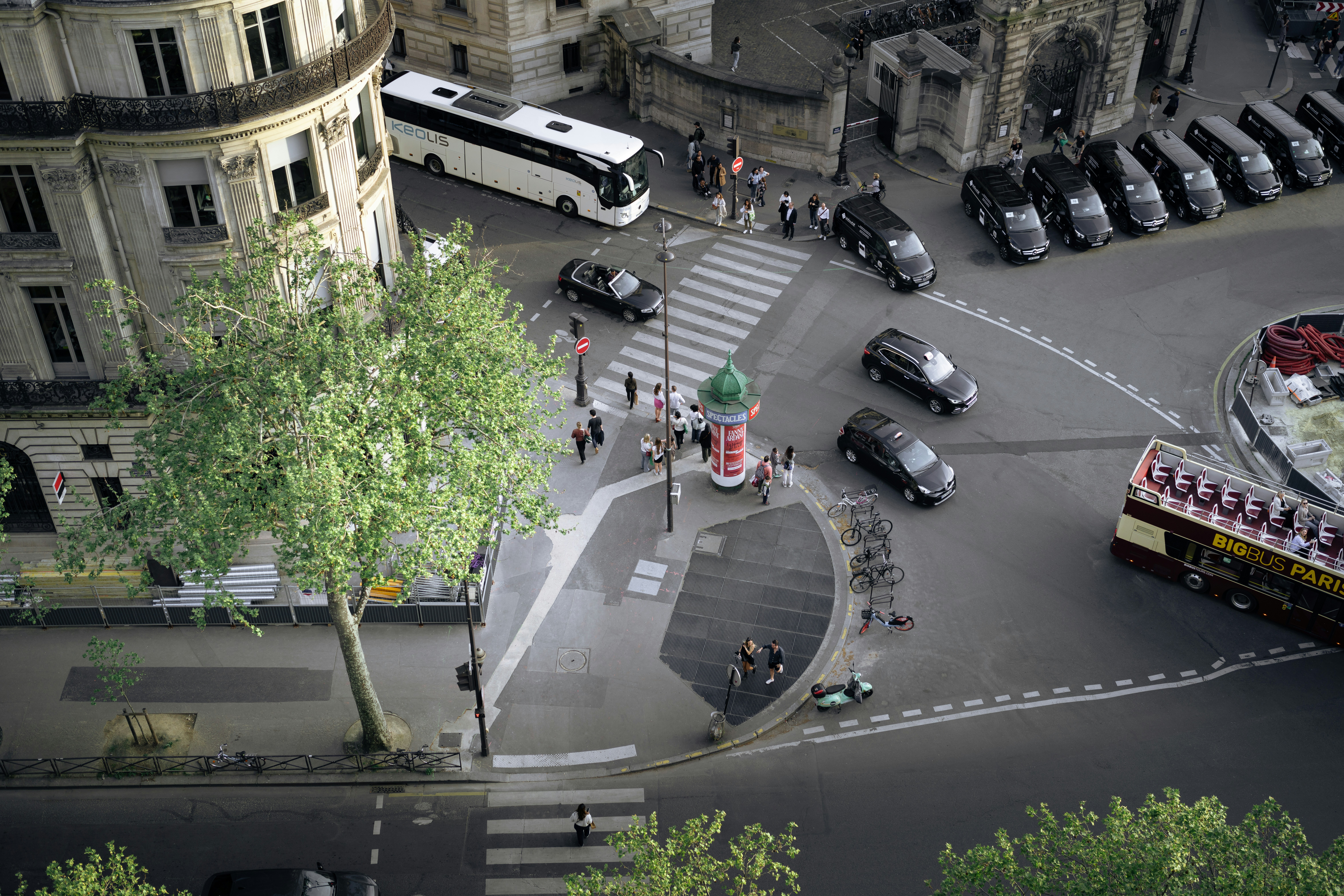 Quand Paris dit adieu à 1 800 panneaux : une nouvelle ère pour la signalétique