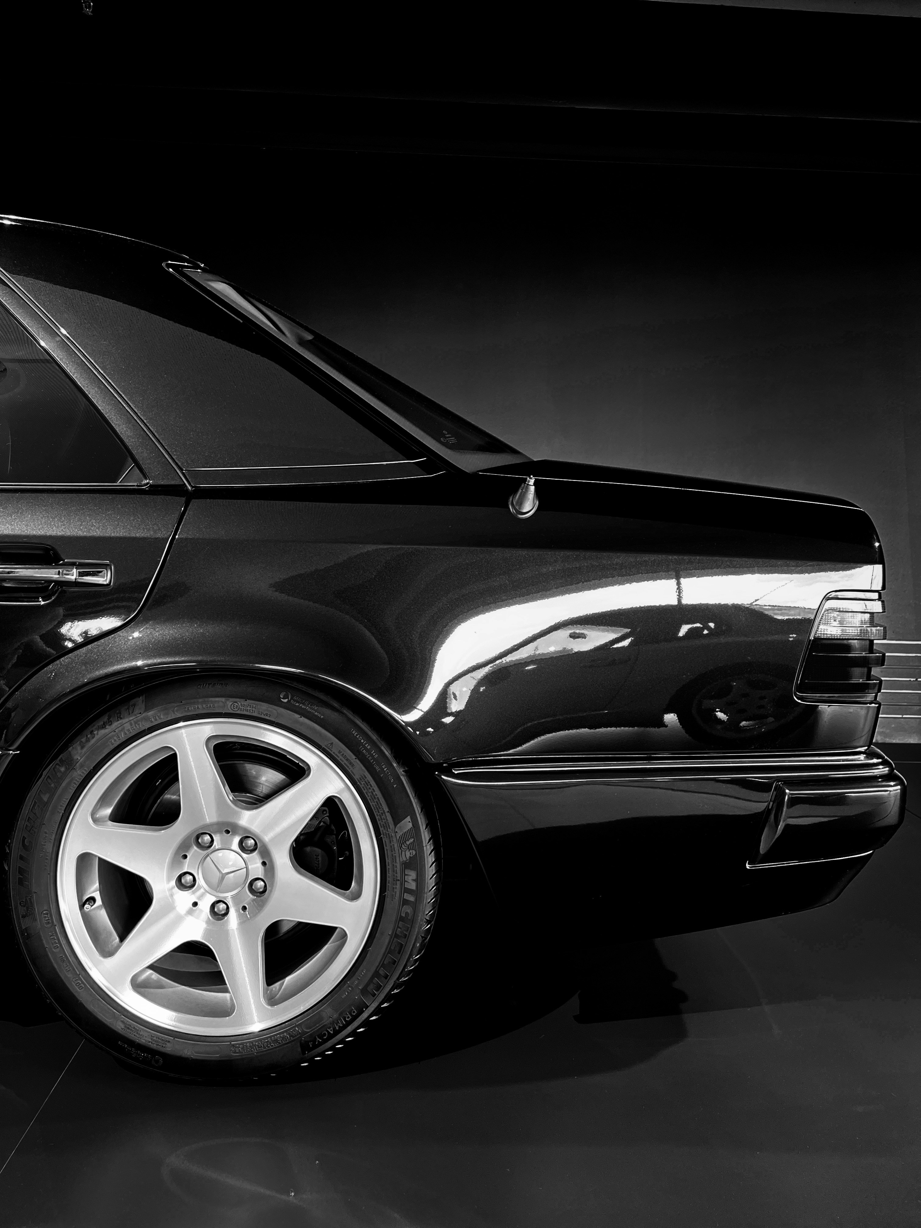 Una foto in bianco e nero di un'auto in un garage