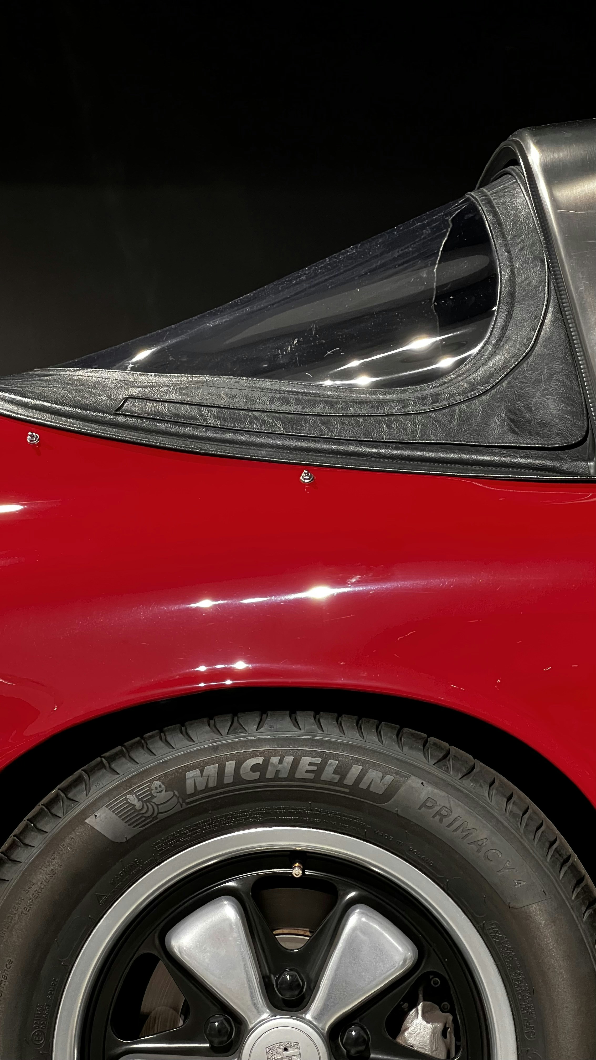 Un primo piano di un'auto sportiva rossa