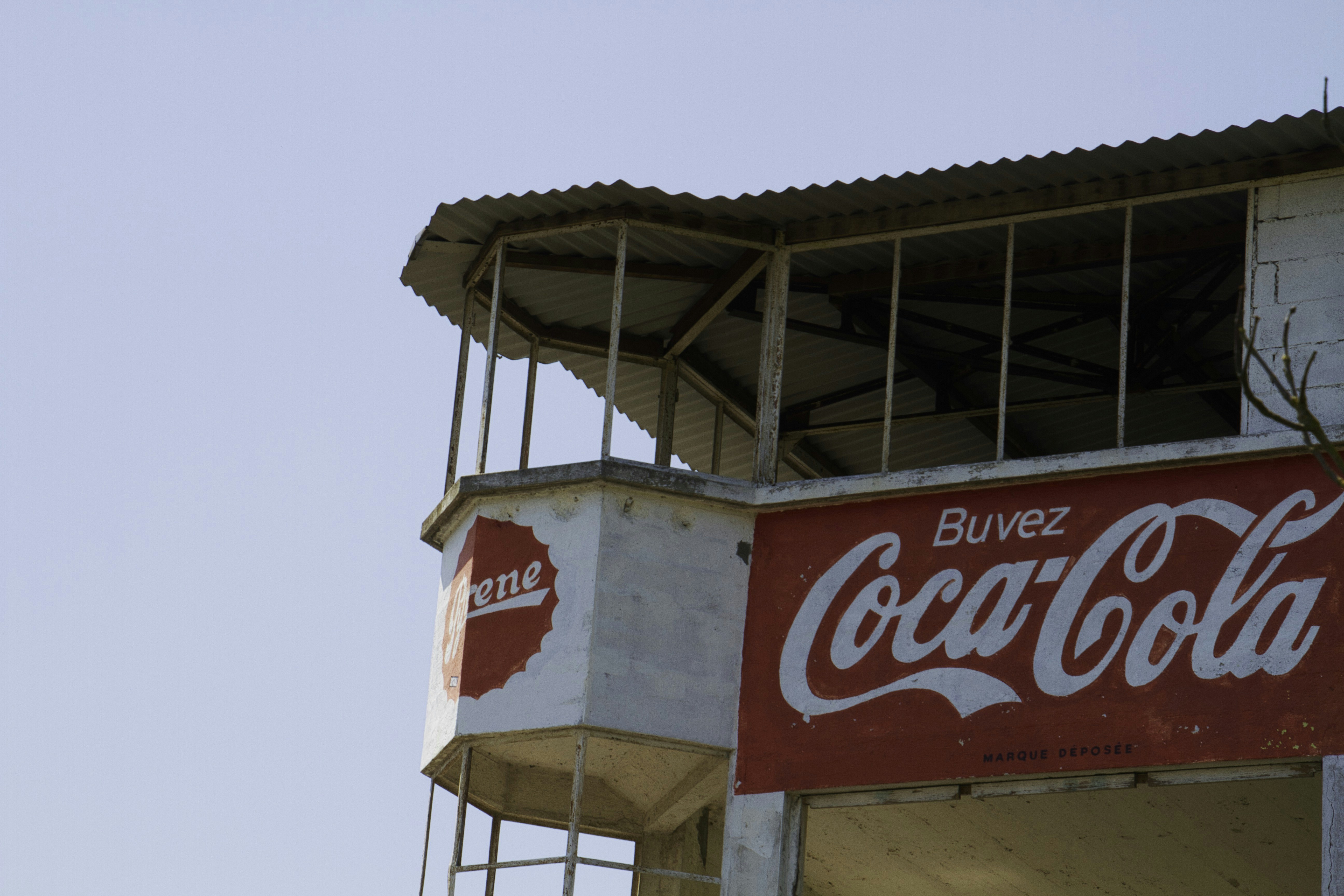 Un'insegna coca - cola sul lato di un edificio