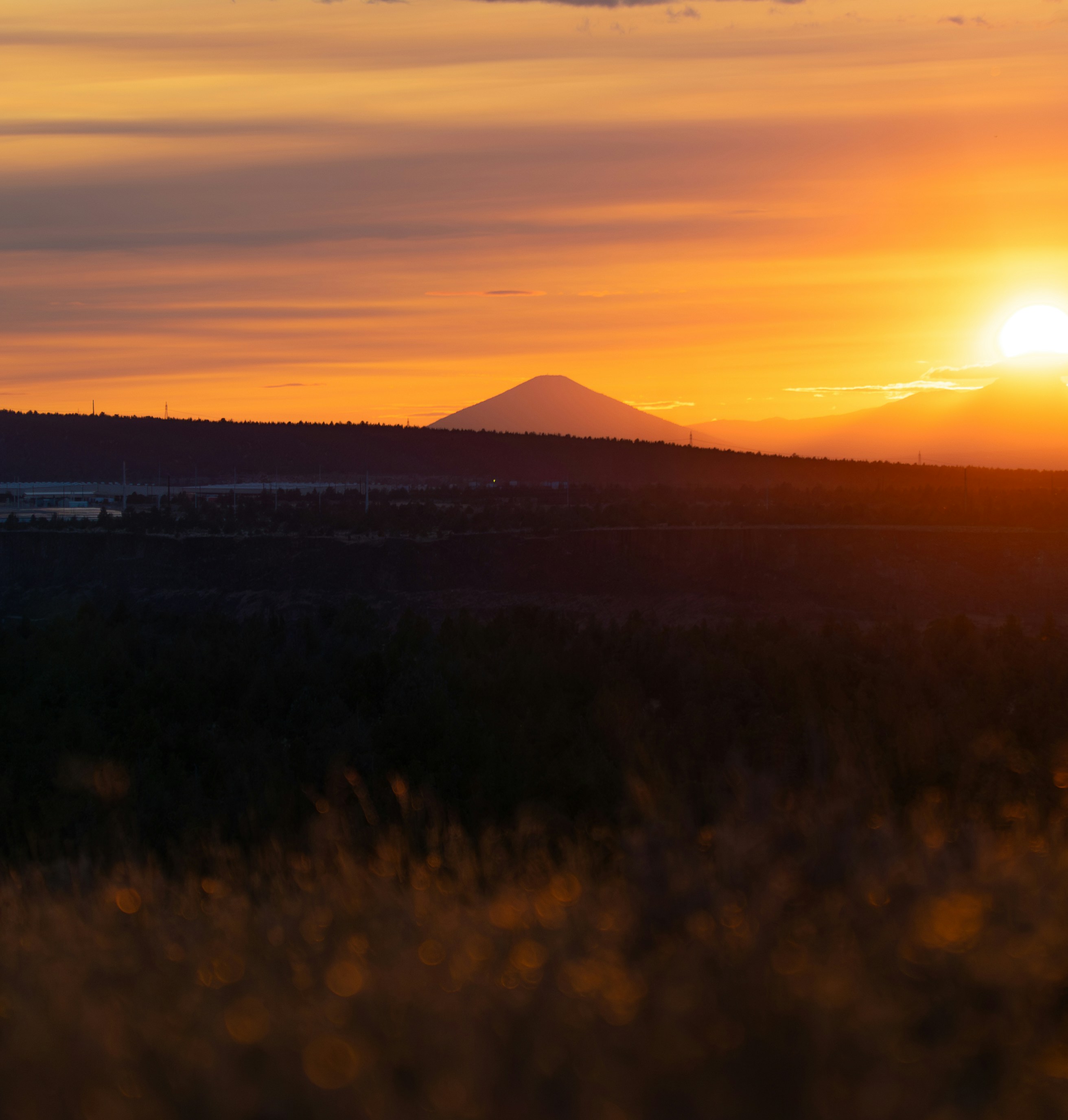 Il sole sta tramontando su una catena montuosa