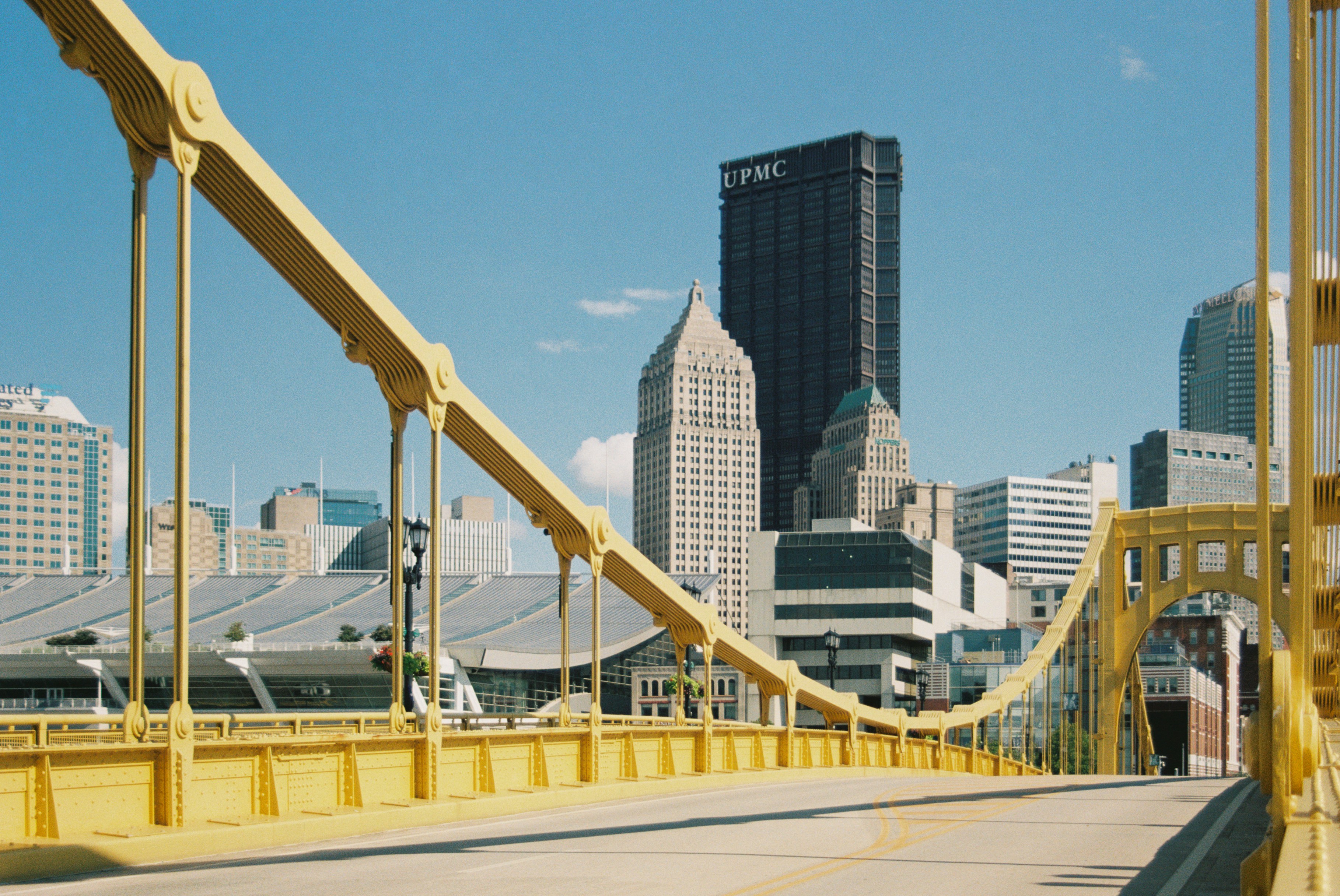 Blick auf eine Brücke mit einer Stadt im Hintergrund