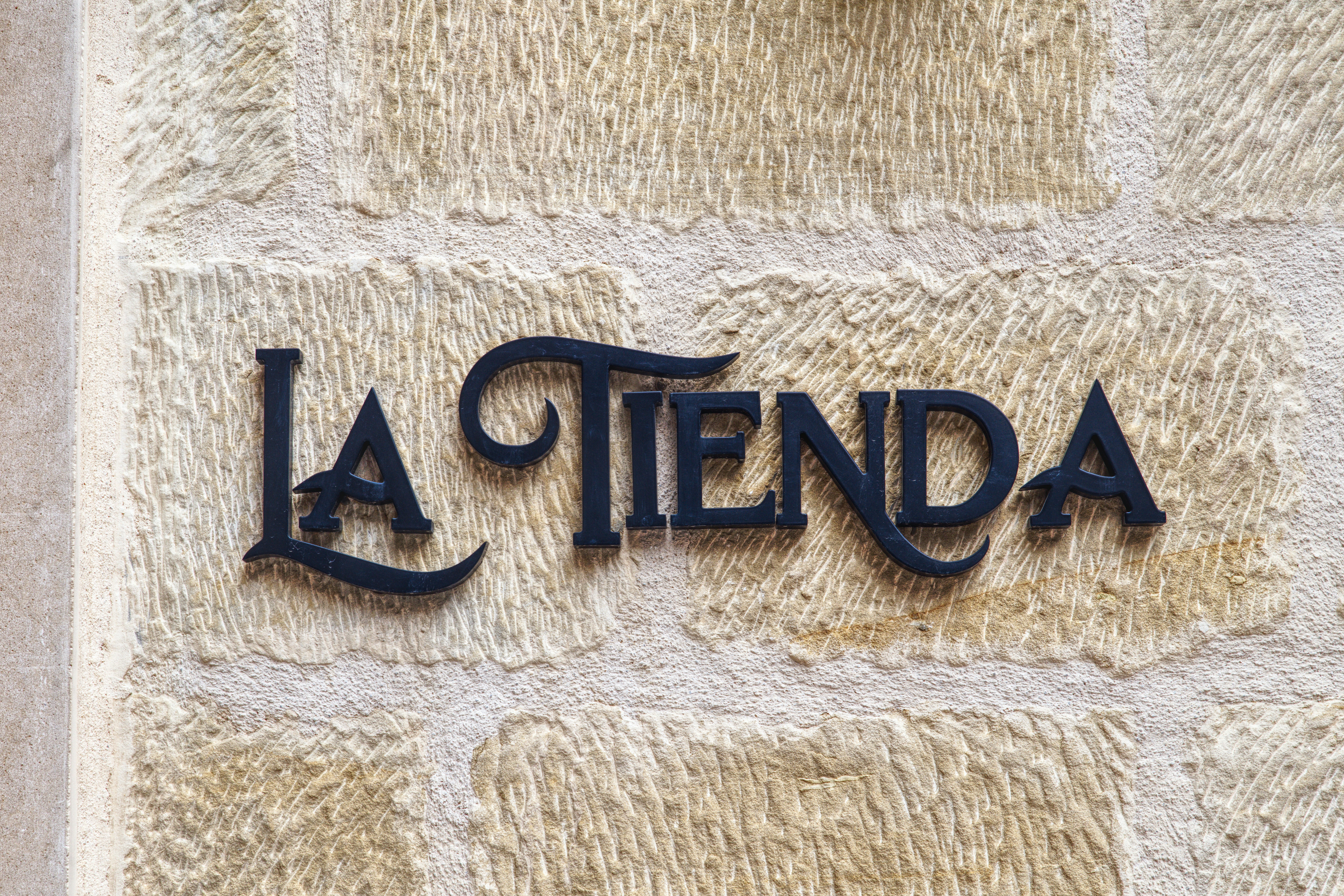 Retrato de Carlos Mendoza, propietario del Supermercado La Esperanza