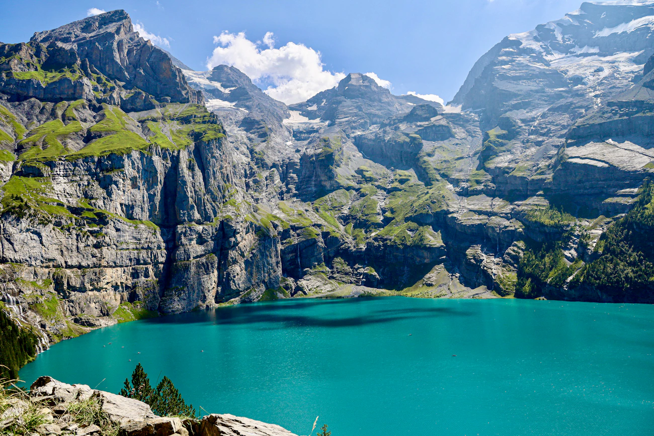 Turquoise mountain lake representing an inspiring travel destination