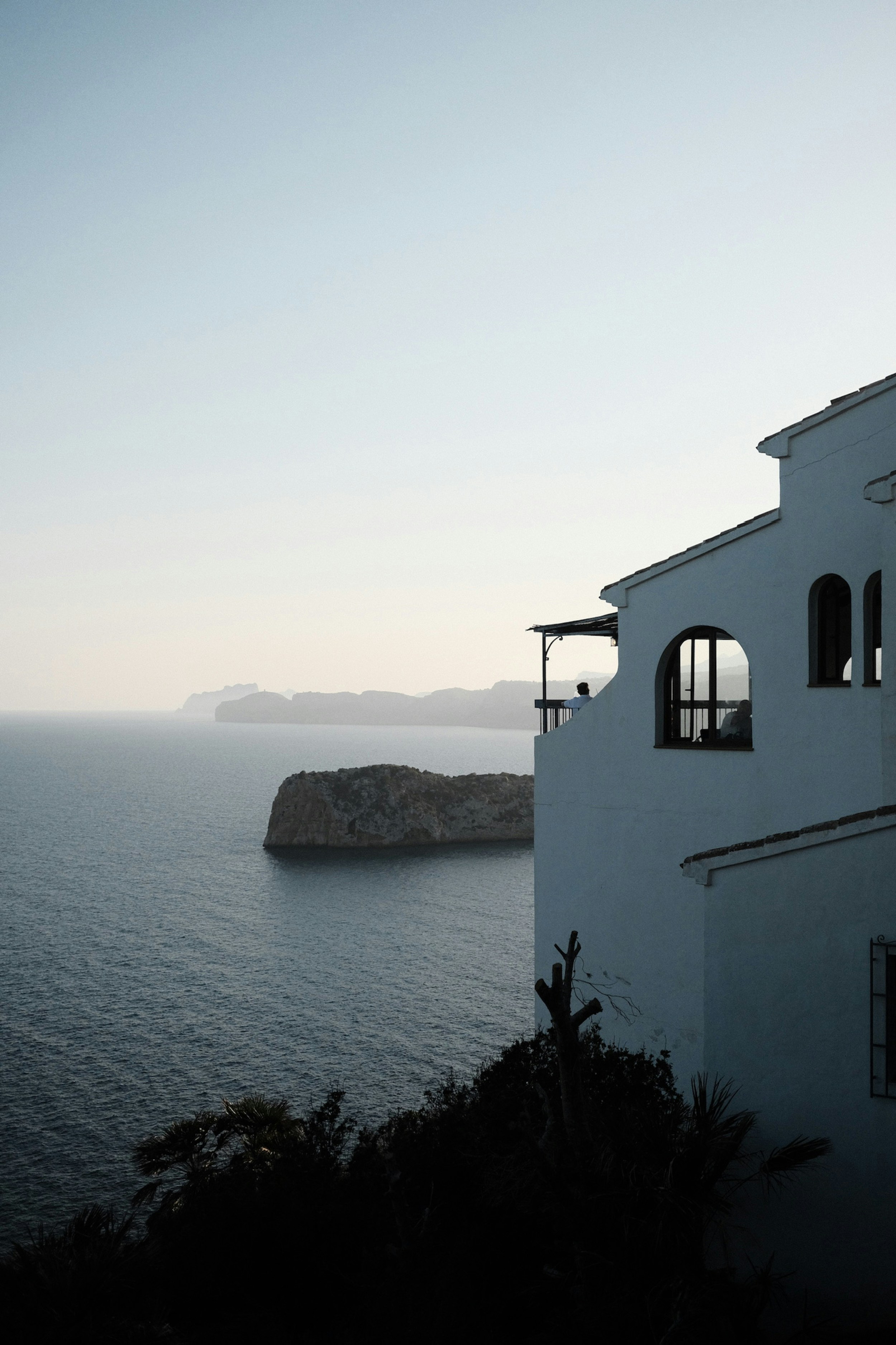 Una casa sul bordo di una scogliera che si affaccia sull'oceano