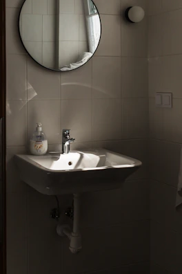 A bathroom with a sink and a mirror
